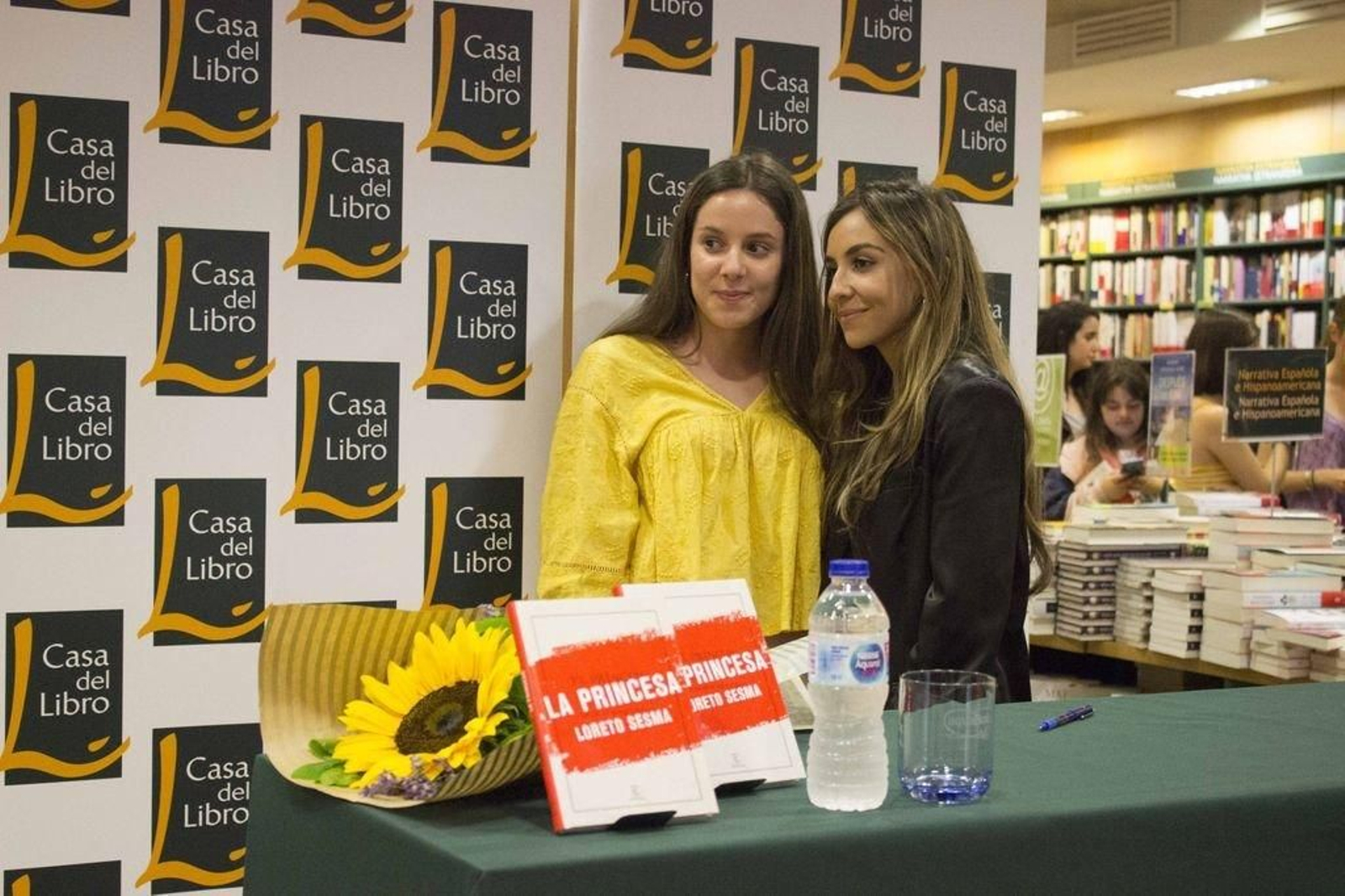 Loreto Sesma, derecha, en la firma de libros ayer, en Vigo.