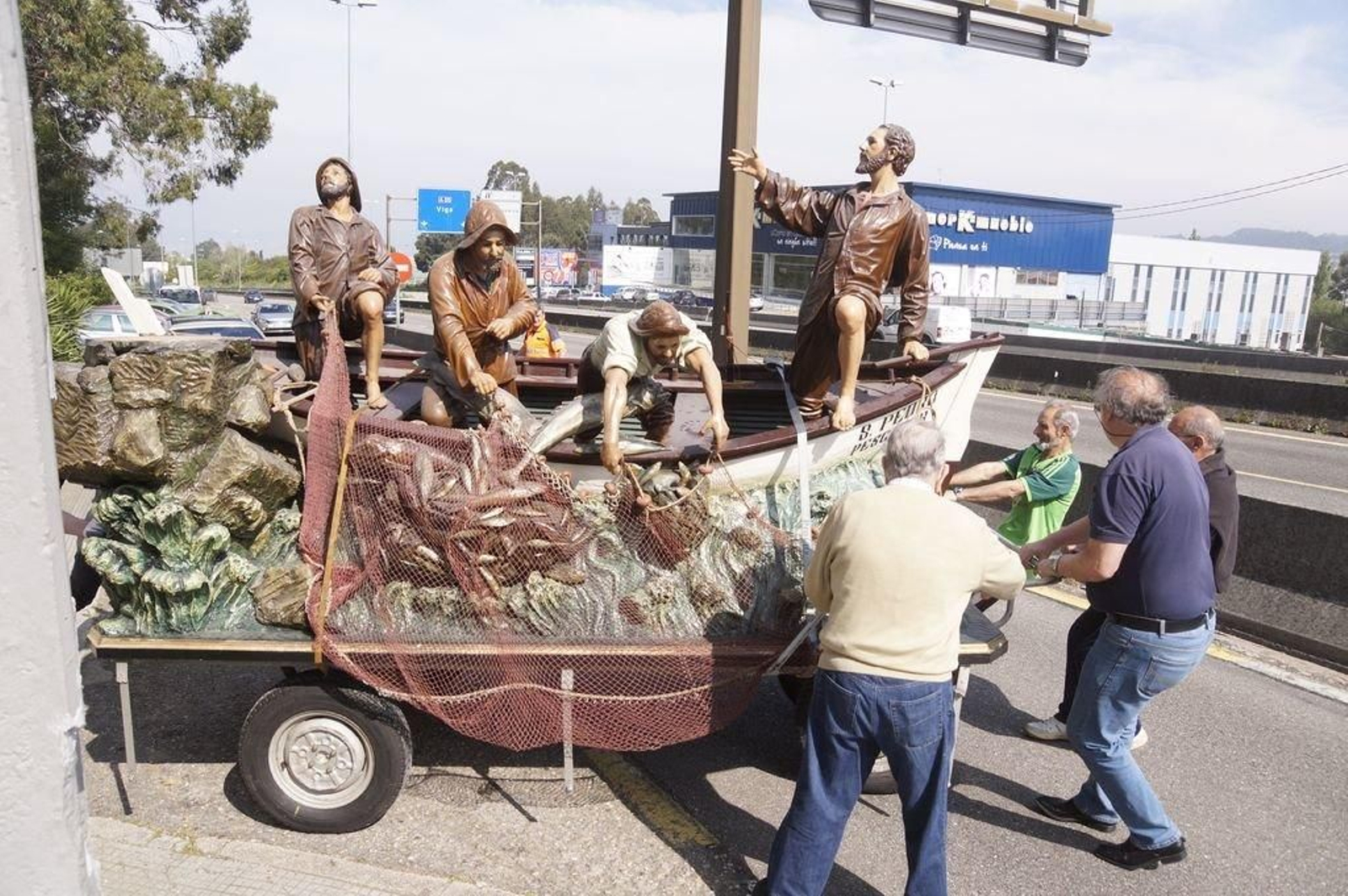 El momento de la llegada del paso de Bouzas a la nave donde permanecerá unos días.