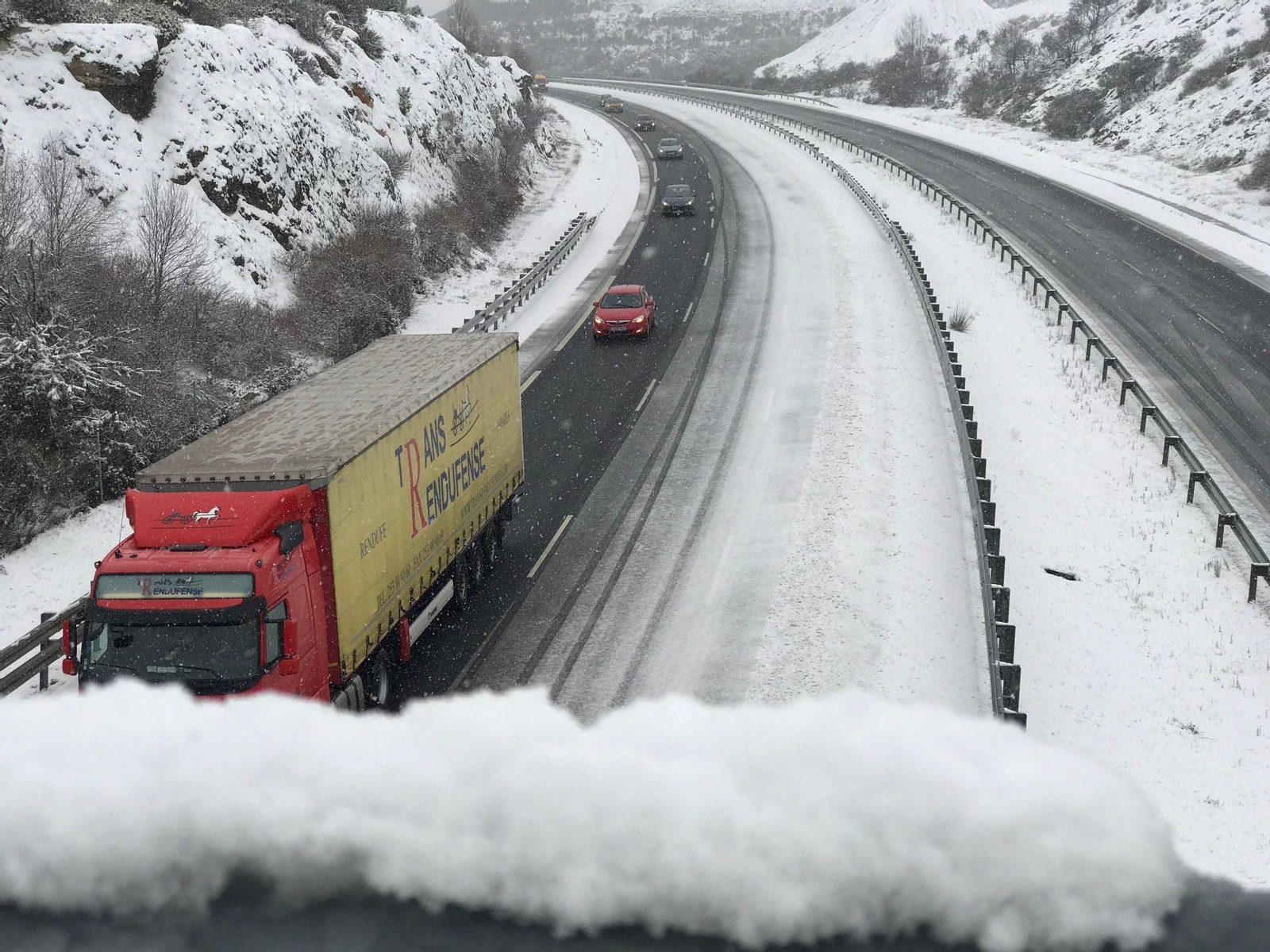La autovía A-52 en el término municipal de A Gudiña (Ourense) // Alberte