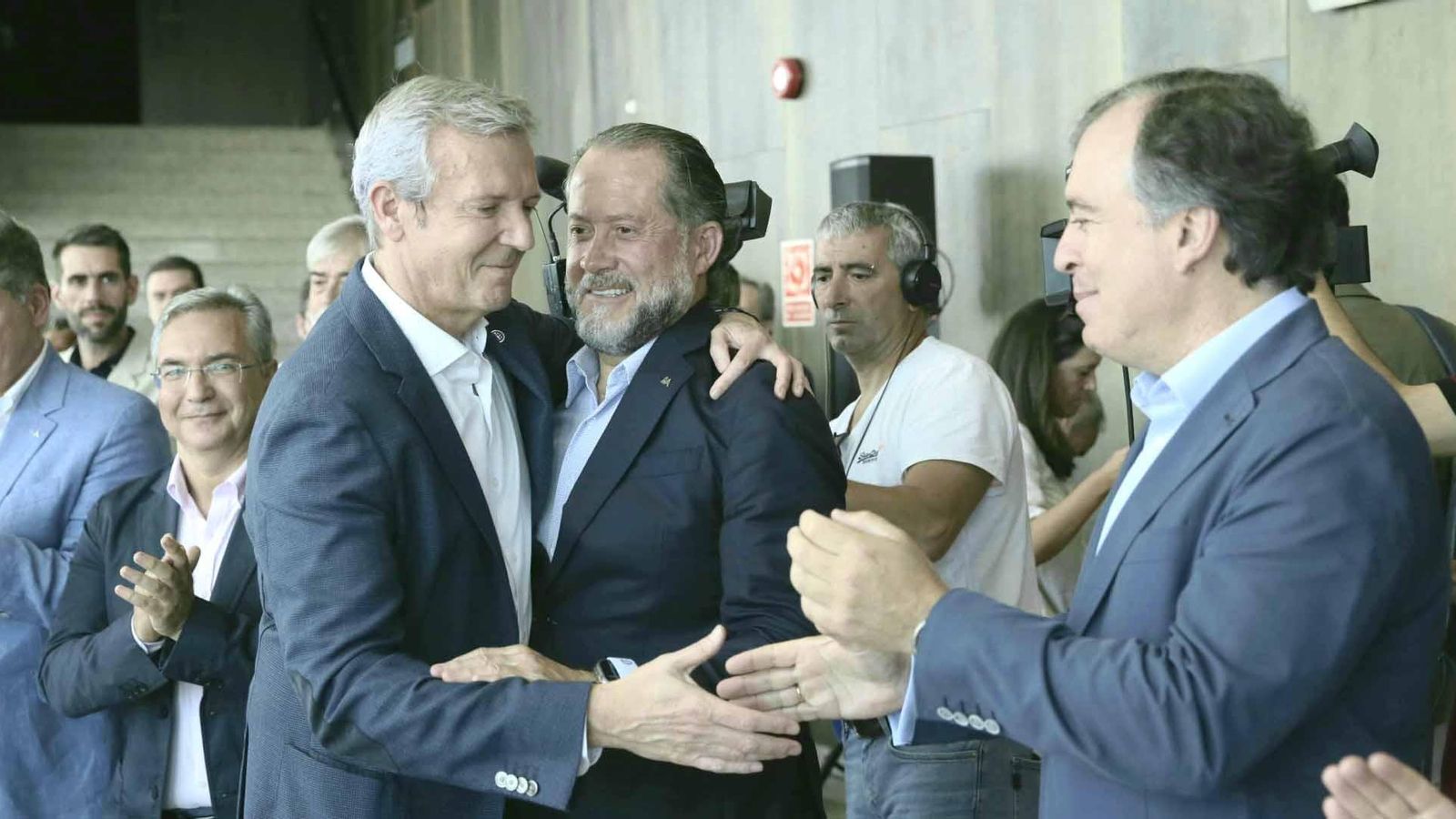 Alfonso Rueda, presidente de la Xunta de Galicia, con Juan Carlos Escotet, de Abanca, participó en la VII Romería Abanca Internacional