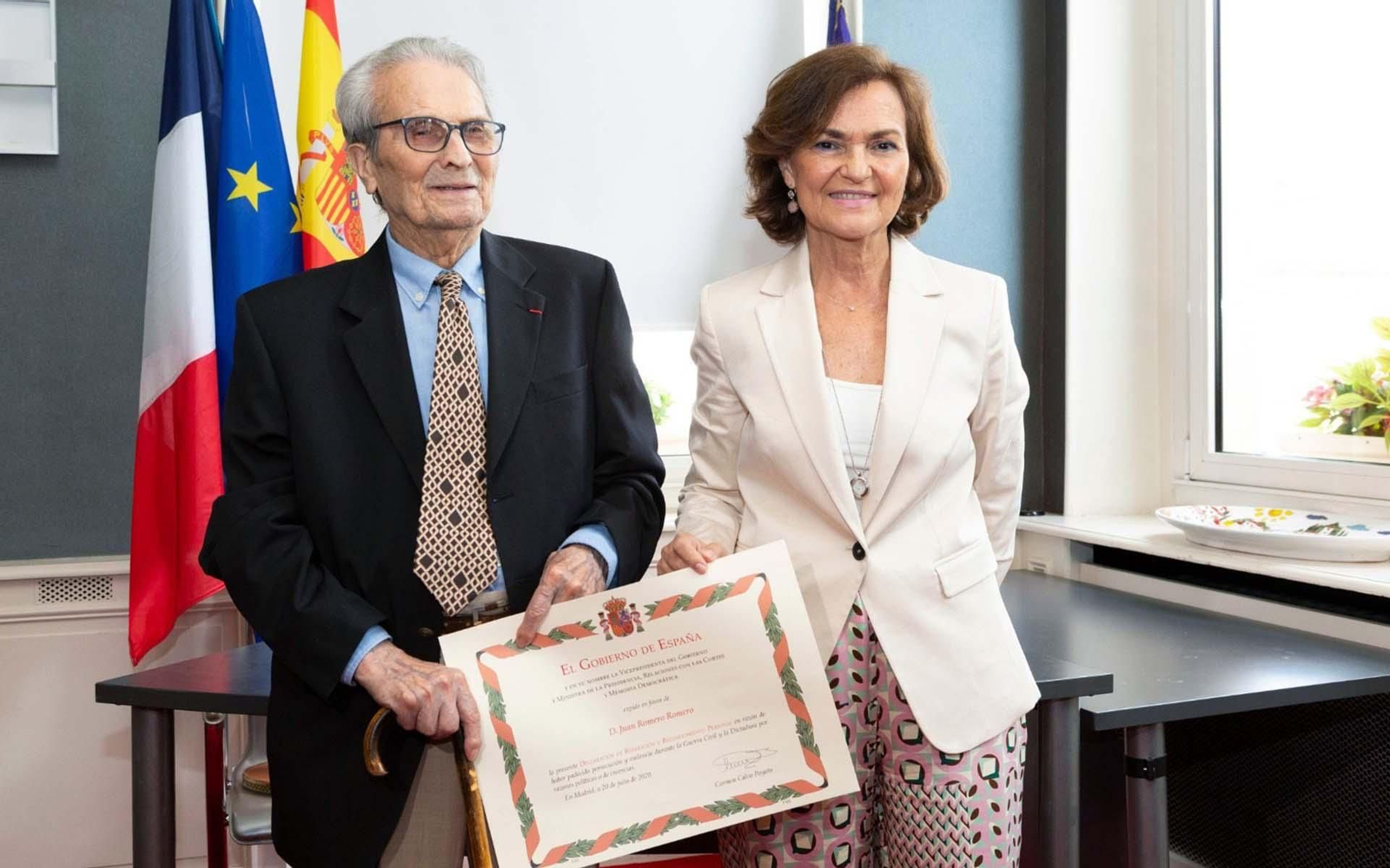 La vicepresidenta primera, Carmen Calvo, y el cordobés Juan Romero, último testigo español de la barbarie de Mauthausen. EFE/Presidencia del Gobierno