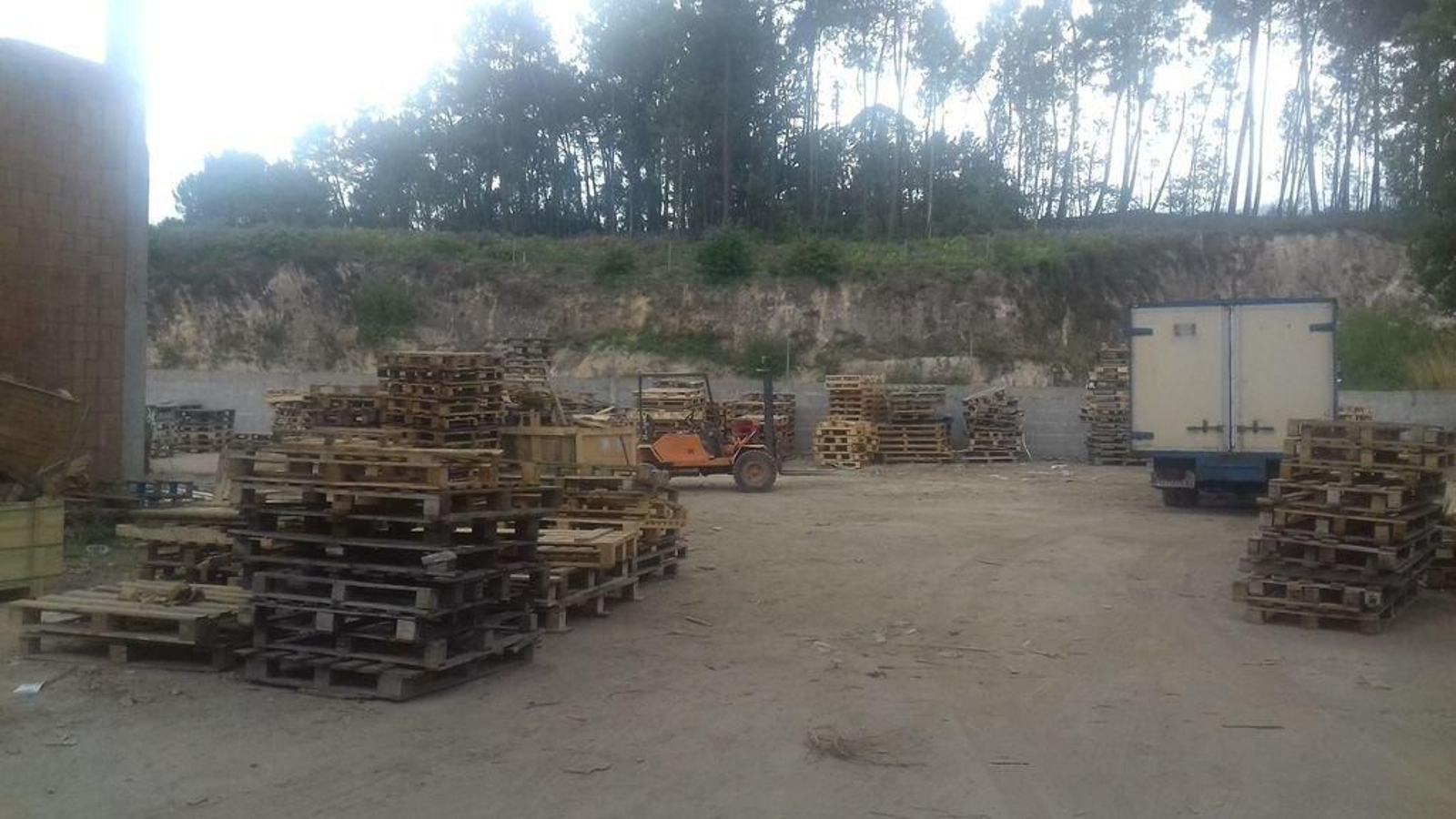 Palés almacenados en Sanguiñeda con los que se fabricaban pequeños muebles.