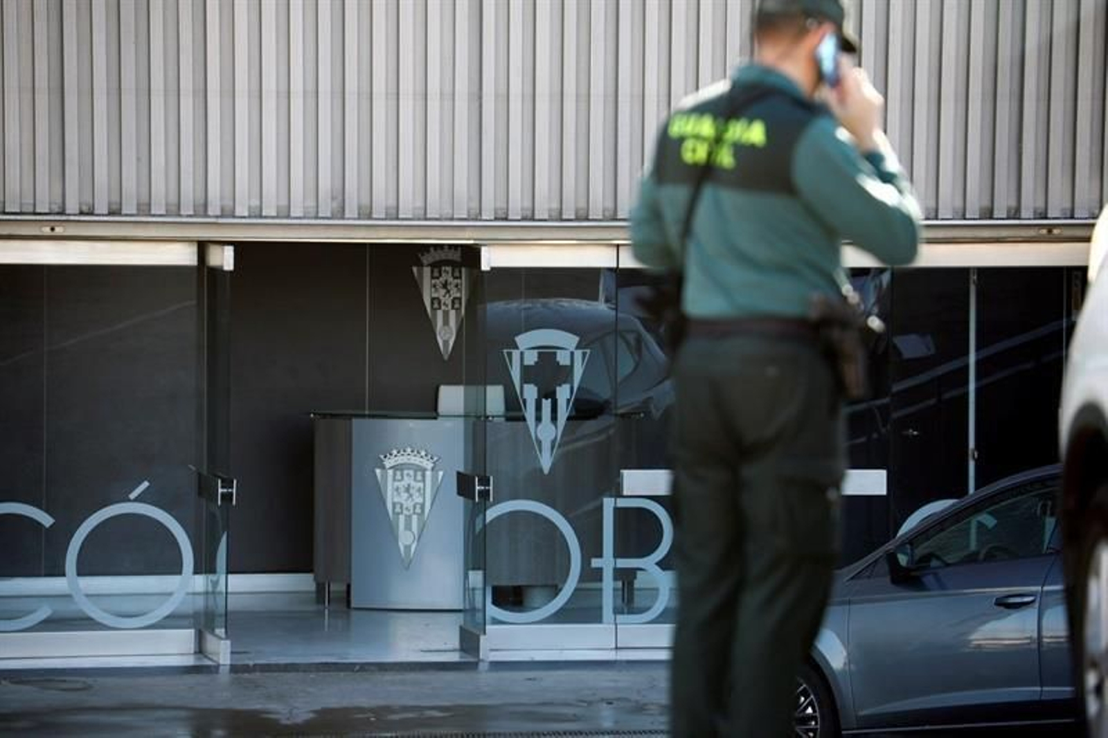 Agentes de la Guardia Civil han rodeado el Estadio Municipal "Nuevo Arcangel" desde primeras horas de la mañana donde han realizado un registro en las oficinas del Córdoba CF