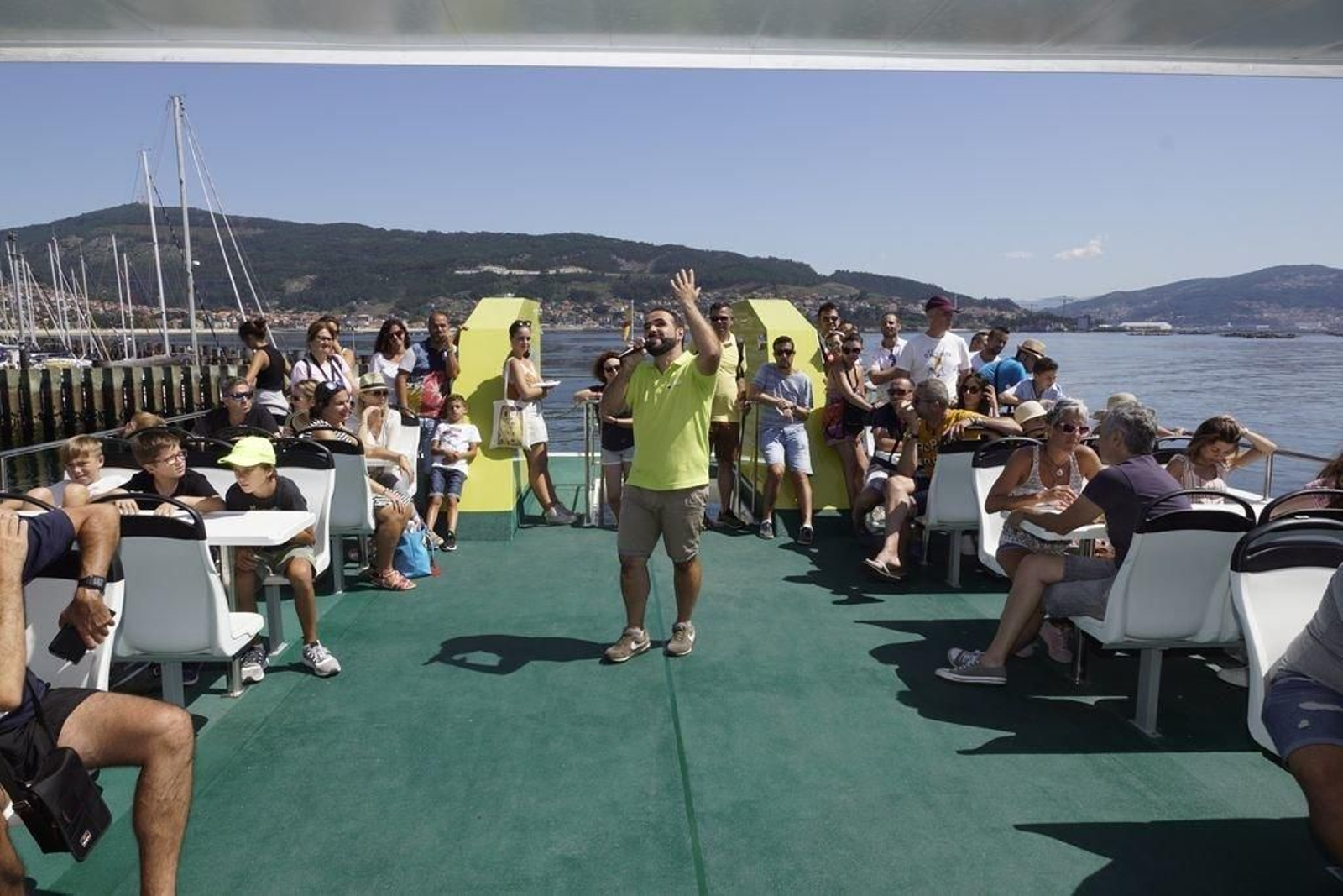 Breogán González, de la naviera Nabia, explicó cómo se cultivaban los mejillones que después ofreció.
