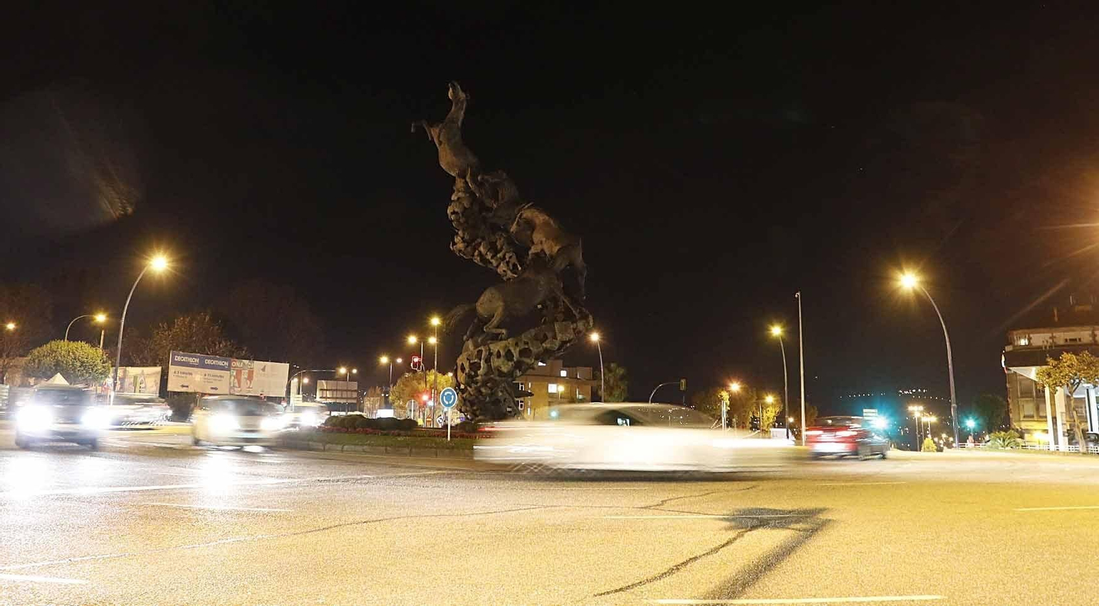 Los Caballos de la Plaza de España se apagaron para solidarizarse con la Hora del Planeta.