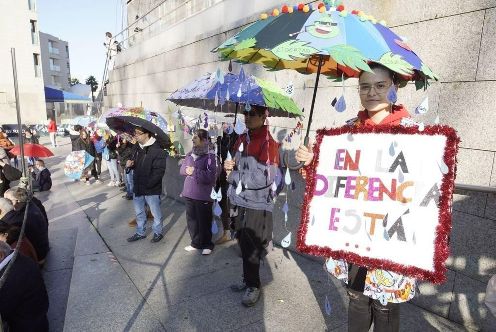 Las entidades compitieron en el diseño de los paraguas, que simbolizan la lucha por la igualdad de oportunidades.