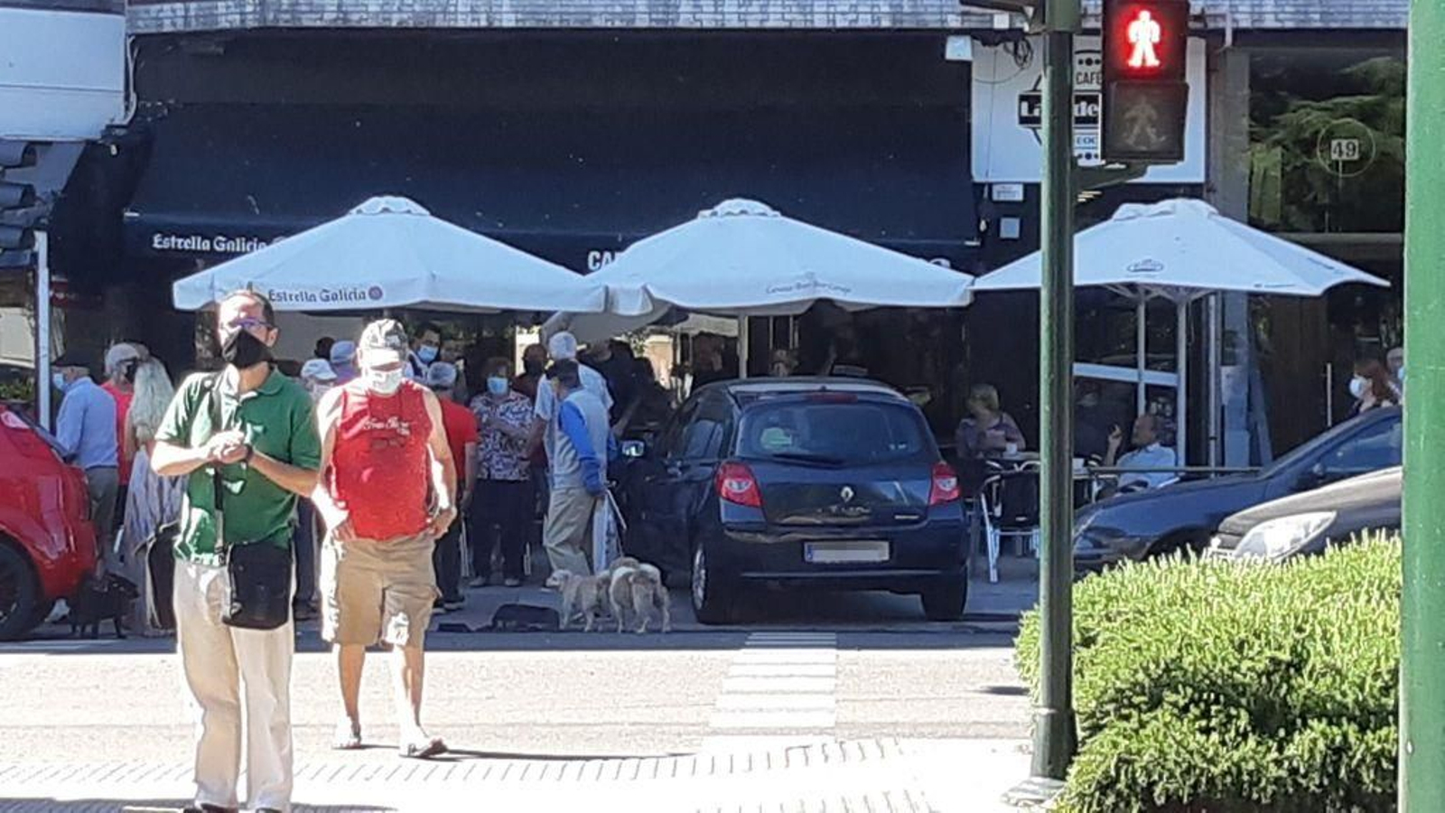 El coche en la acera de la terraza.