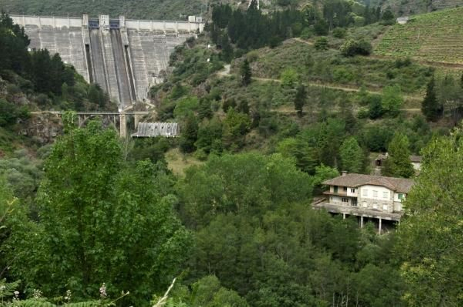 Imagen del pueblo a la orilla del río Bao. (Foto: Rosa Veiga)