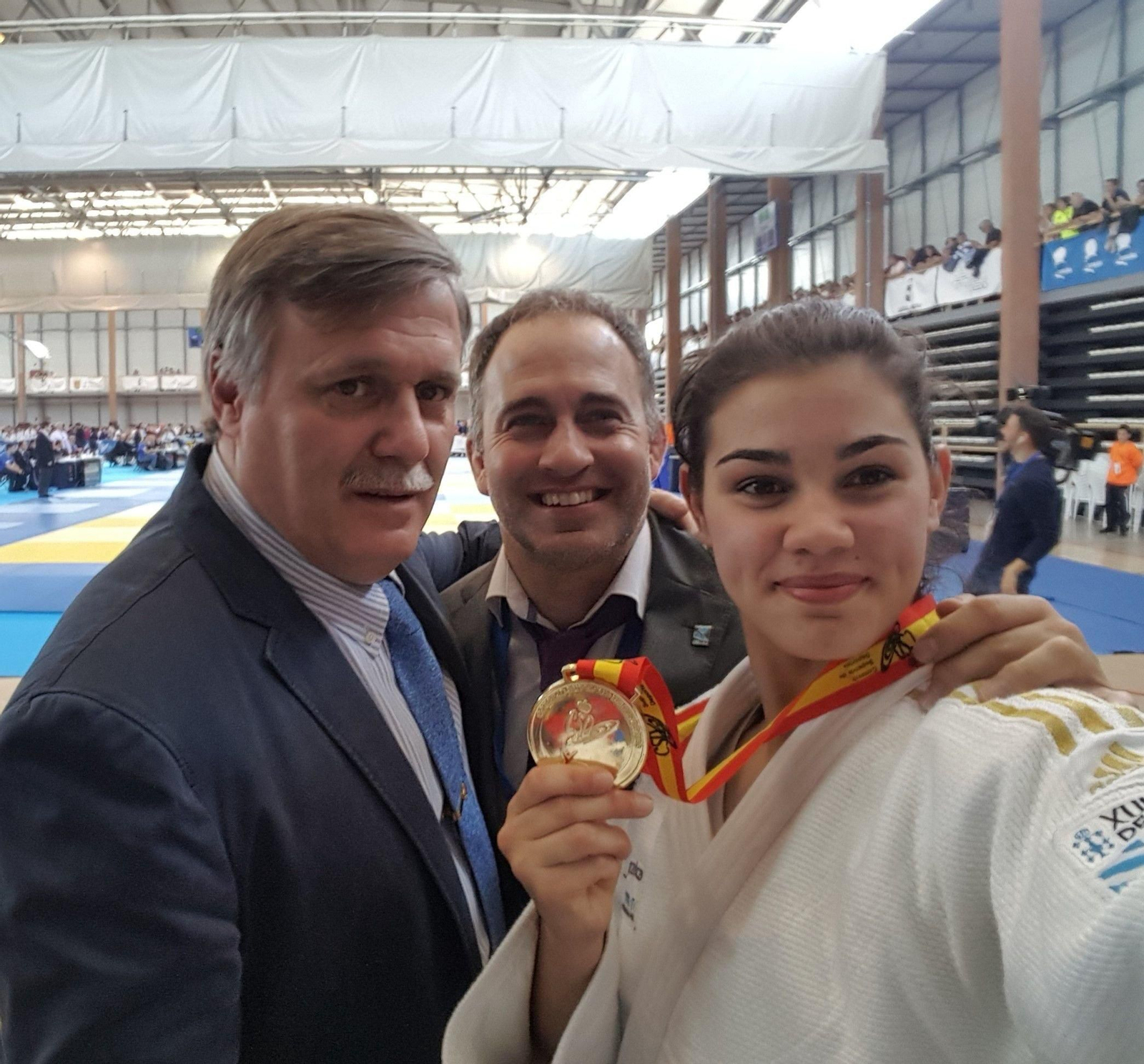 Laura Vázquez muestra su medalla como campeona de España.