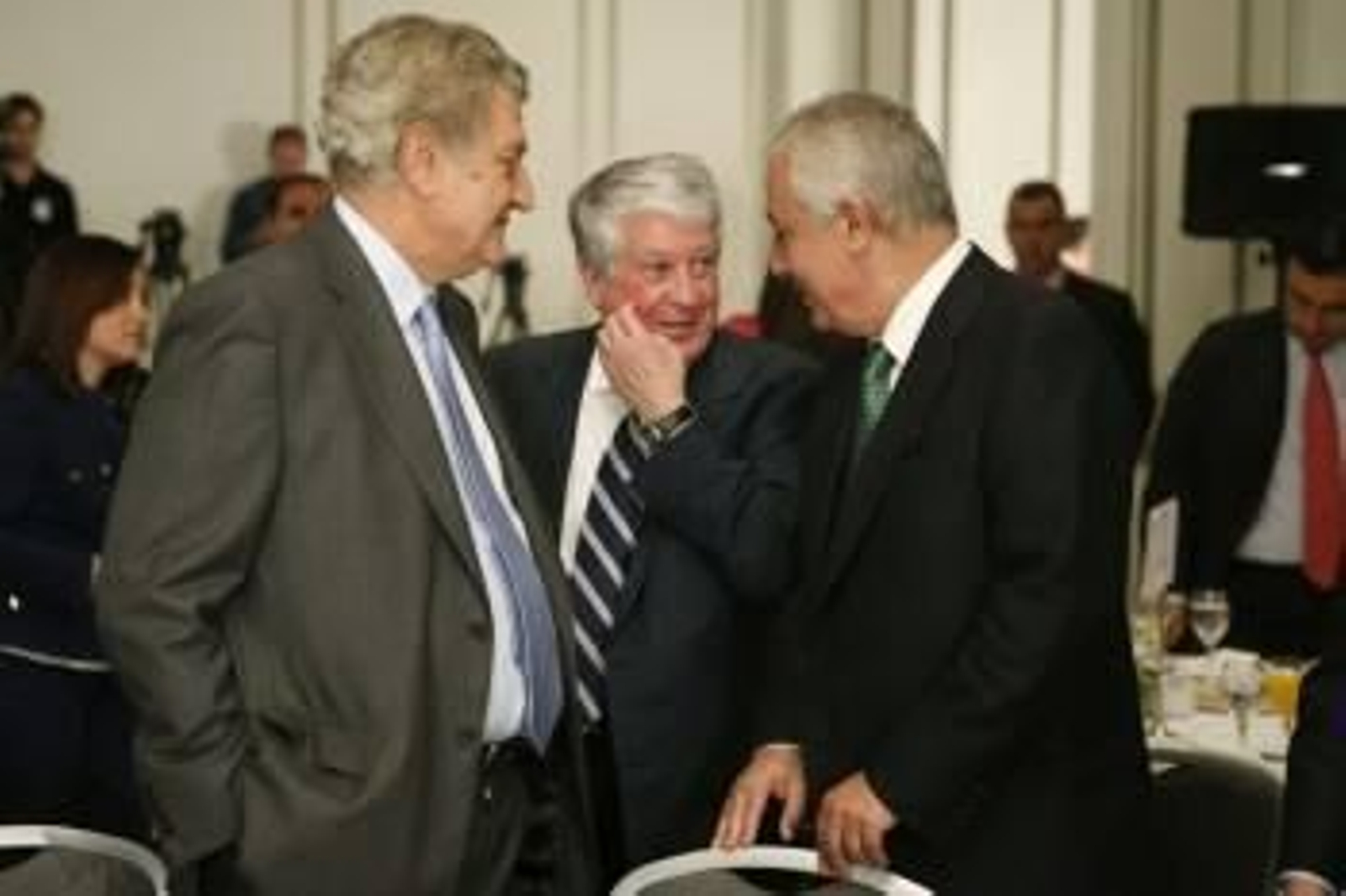 Jesús Posada, Arturo Fernández y Javier Arenas conversan durante un desayuno informativo. (Foto: J.C. HIDALGO)