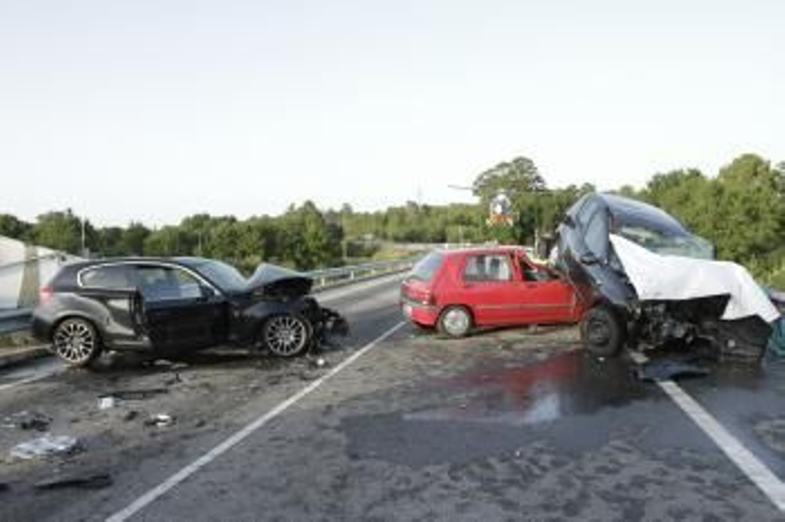 Estado en el que quedaron los tres coches de la víctima tras el accidente.