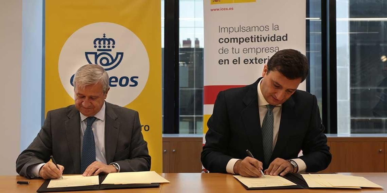 Javier Cuesta, presidente de Correos Francisco (a la izquierda) y Javier Garzón, consejero delegado de ICEX España Exportación e Inversiones, en la firma del convenio.