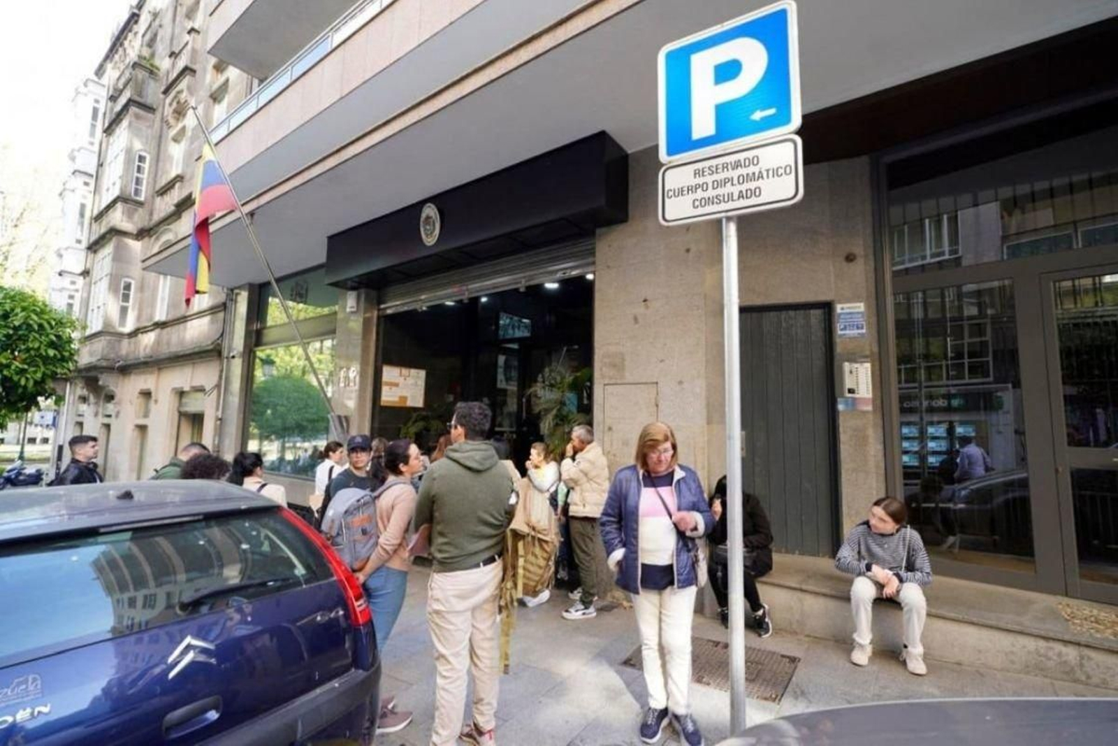 Ciudadanos venezolanos, a la espera ante el consulado general en Vigo.
