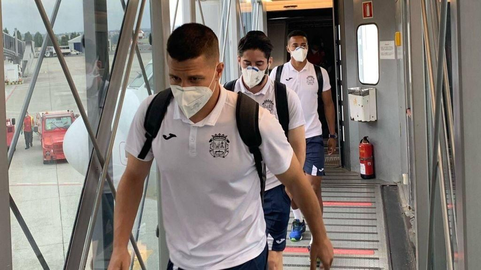 Jugadores del Fuenlabrada, a su llegada al aeropuerto de A Coruña en la última jornada del curso pasado.