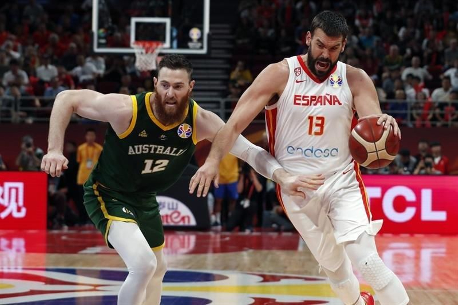 Marc Gasol y Aron Baynes de Australia
