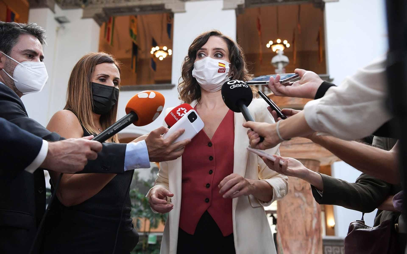 USA2183. WASHINGTON (DC, EEUU), 28/09/2021.- La presidenta de la Comunidad de Madrid, Isabel Díaz Ayuso, habla hoy con periodistas durante una visita a la sede de la Organización de los Estados Americanos (OEA), en Washington D.C (EE.UU). Ayuso subrayó este martes en Washington que está ganando "la batalla de la opinión pública" en España en su defensa de una fiscalidad baja, y volvió a defender las bondades de invertir en su región "a pesar de los impuestos nacionales". Ayuso comenzó este martes su visita de cinco días en Estados Unidos, con una reunión con Global Americans, un grupo dedicado al análisis económico de los países americanos. EFE/Lenin Nolly