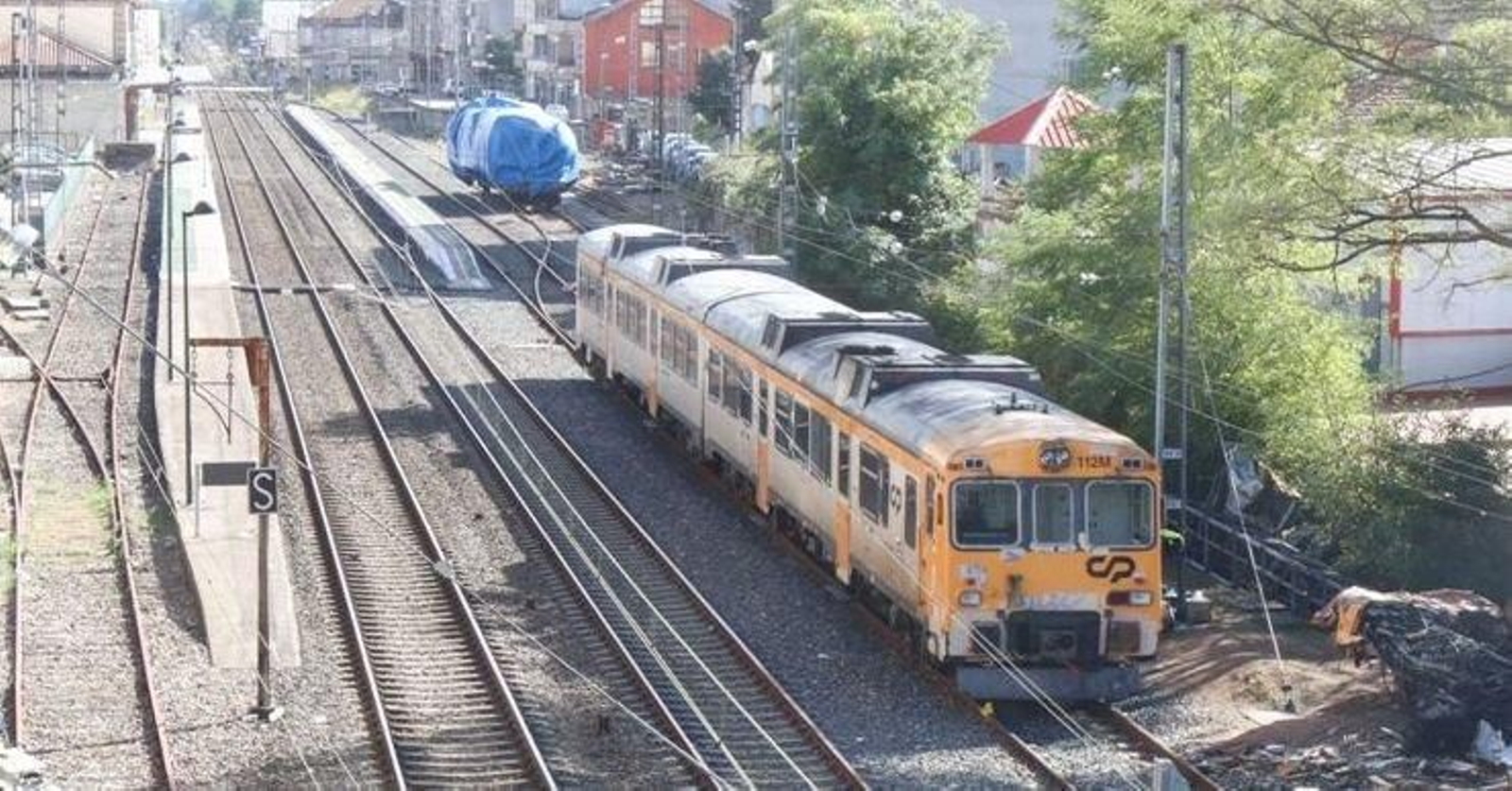 El tren accidentado seguía ayer por la tarde en la vía en O Porriño.
