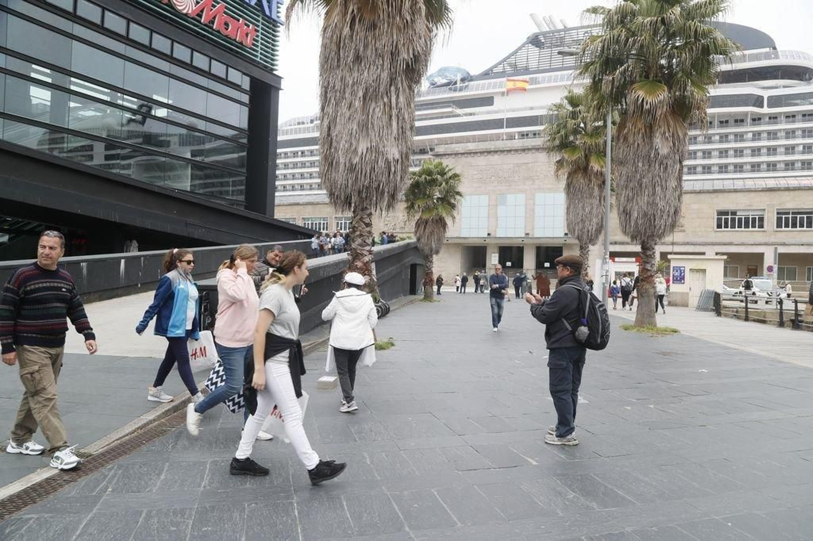 Mucha actividad en la entrada y salida por la Estación Marítima y el entorno de A Laxe.