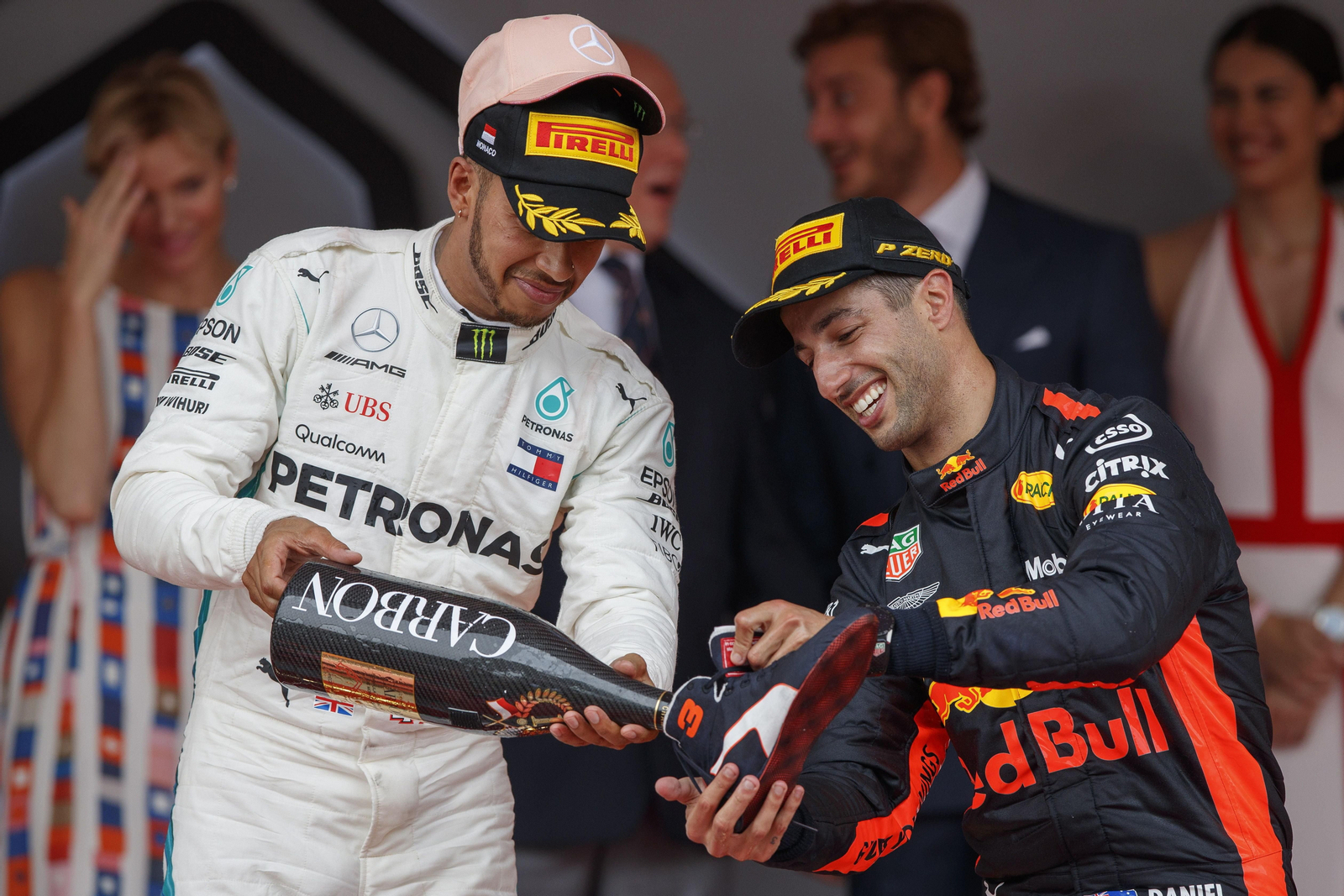 Hamilton y Ricciardo, en el podio del Gran Premio de Mónaco, en el que se impuso el australiano.