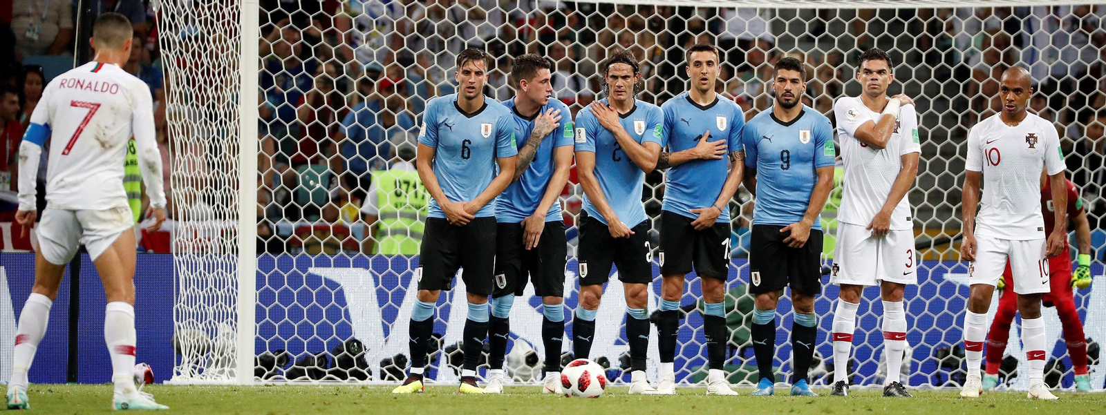 Cristiano Ronaldo (i) antes de lanzar una falta durante el partido Uruguay-Portugal