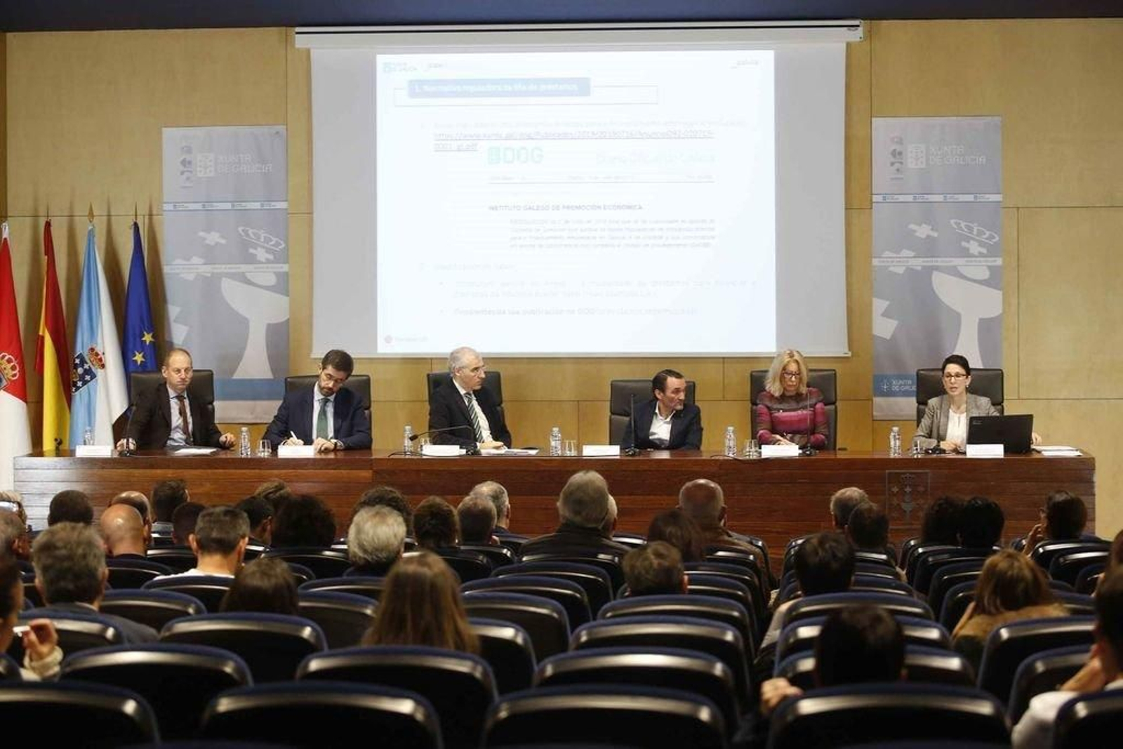 El conselleiro de Industria, Conde, ayer en Vigo con representantes de Asime y de Aclunaga.