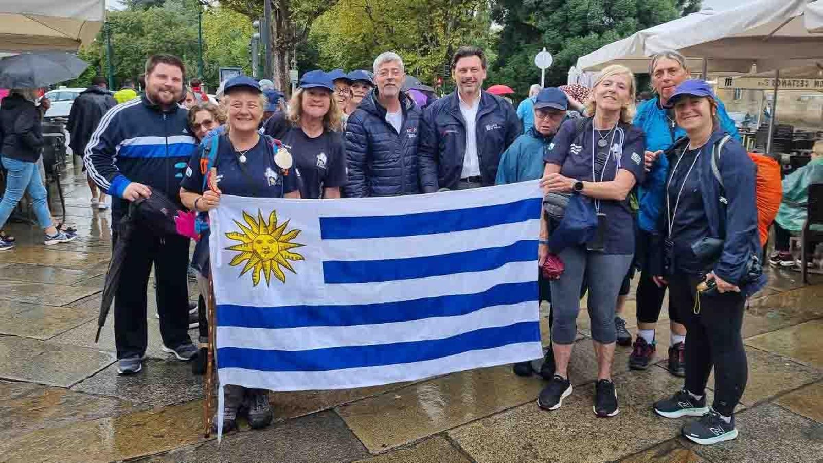 El secretario xeral da Emigración y el director del Xacobeo, con las y los peregrinos llegados del Uruguay