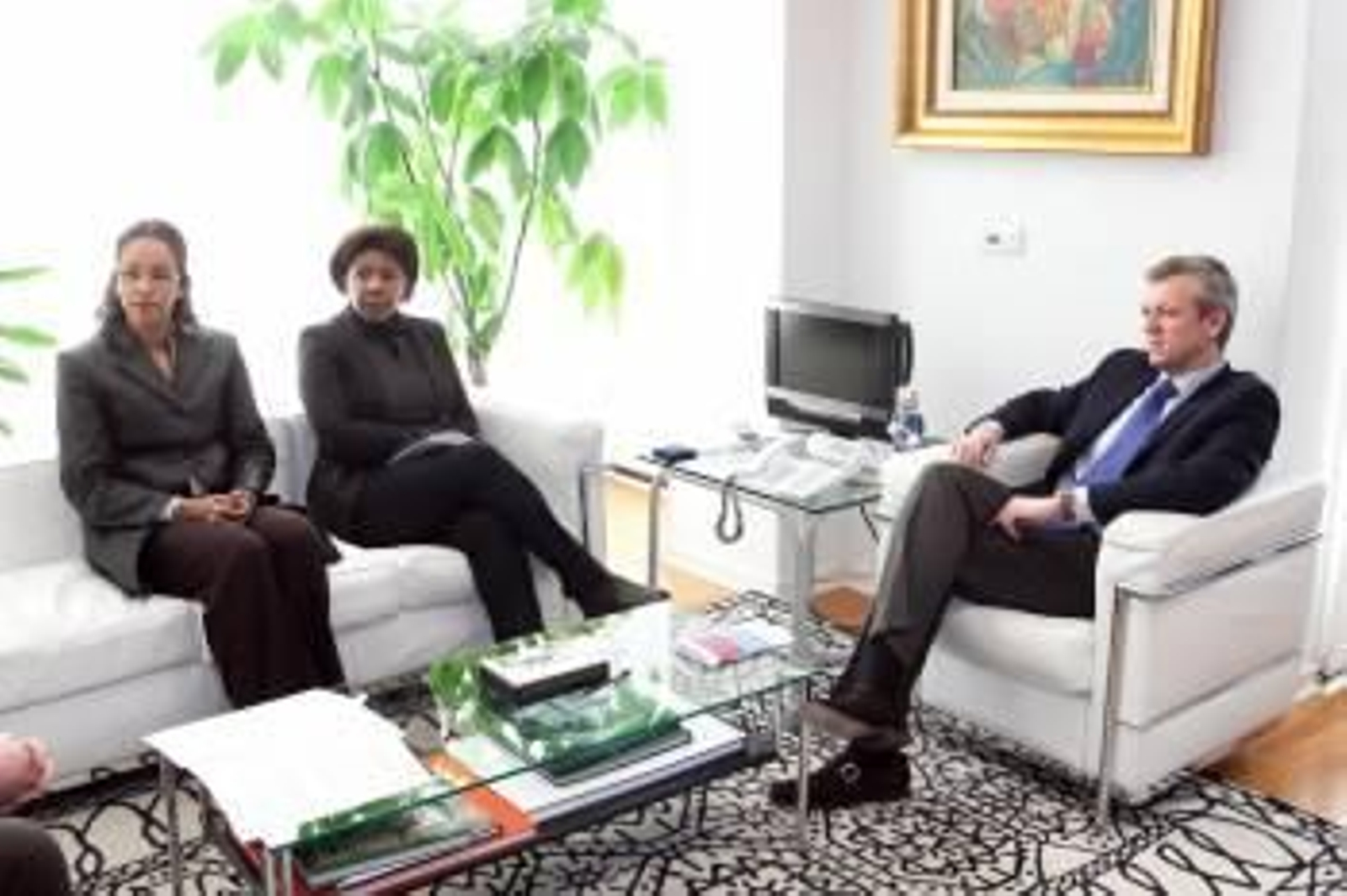 Rueda, durante el encuentro que mantuvo con dos representantes del Gobierno de Cabo Verde. (Foto: XOÁN CRESPO)