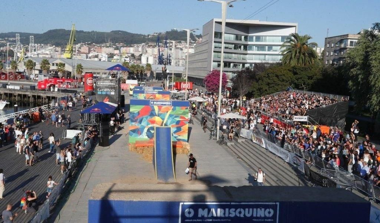 Actos del Marisquiño en la zona central, el paseo duro, por el que circulan también transportes especiales.