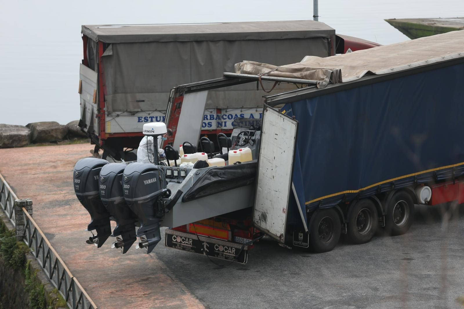 Las imágenes de la embarcación requisada a los dos detenidos. // Alberte