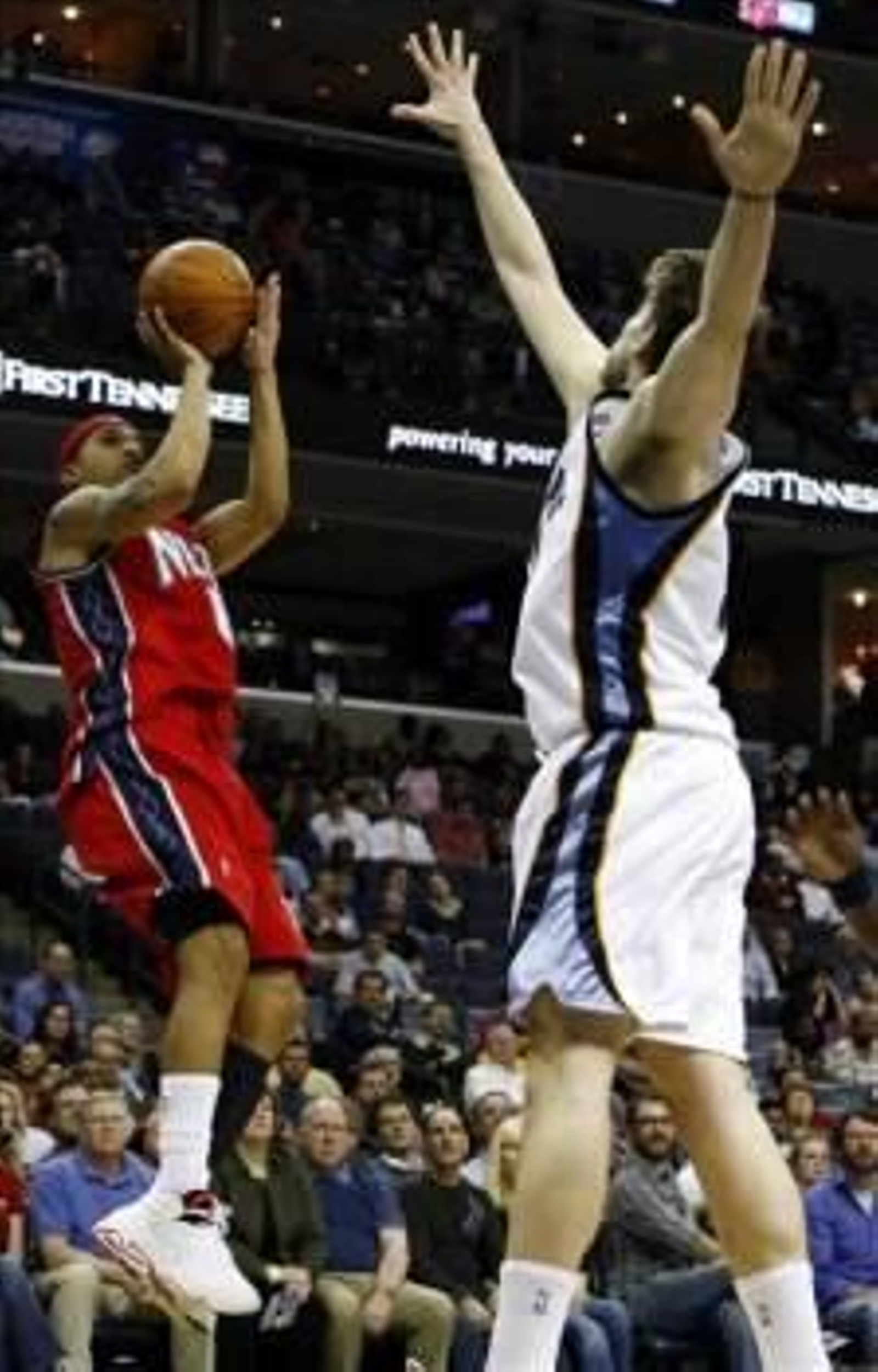Courney Lee lanza la bola ante la marca del español Marc Gasol. (Foto: MIKE BROWN)