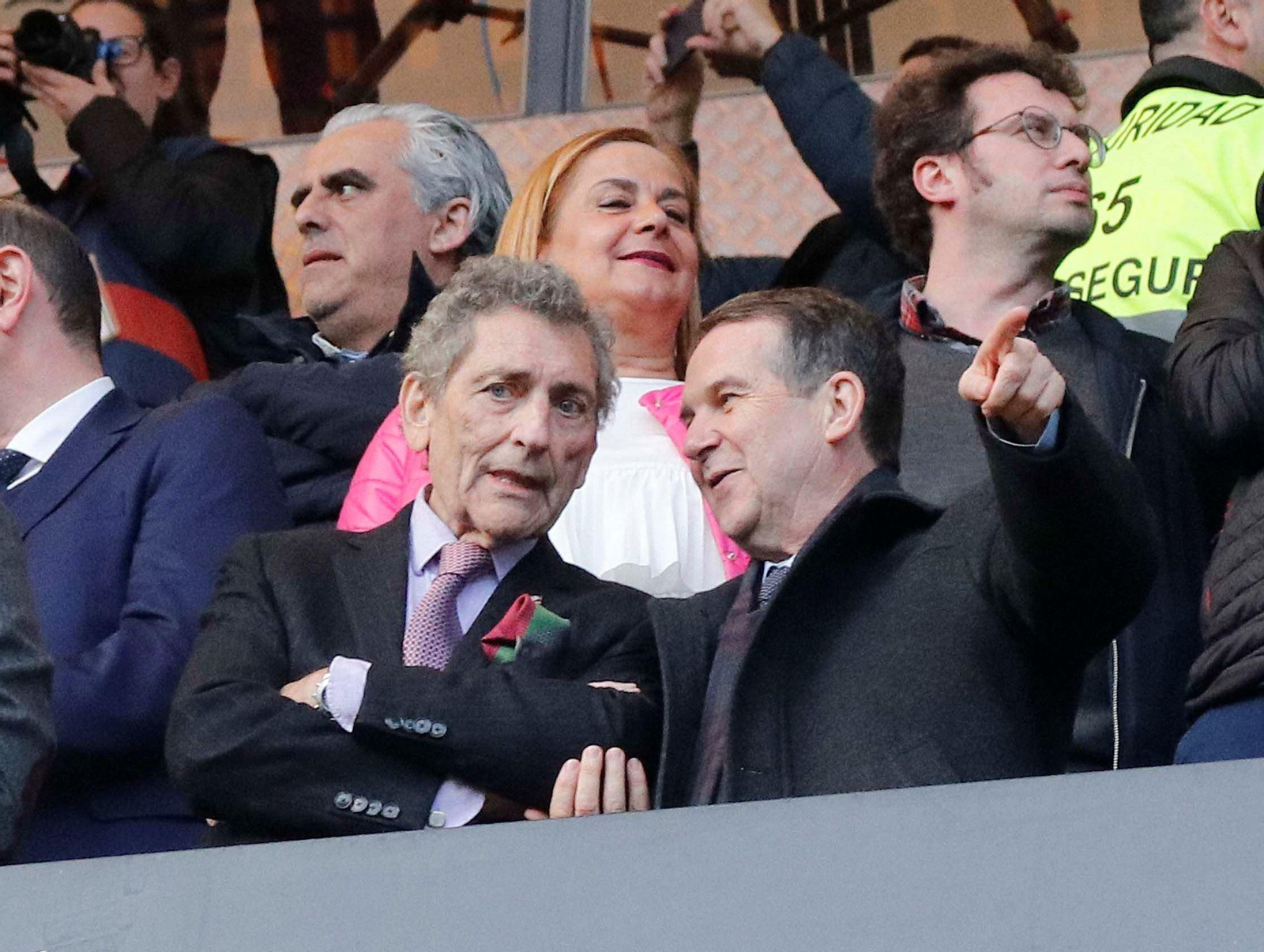 Carlos Mouriño y Abel Caballero conversan durante el derbi entre Celta y Deportivo en Riazor.