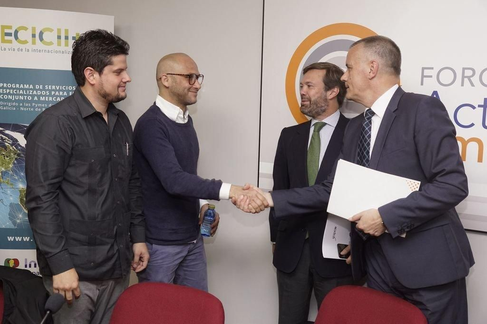 Ricardo José Riba, Charlie Otero dándole la mano a Jorge Cebreiros y Augusto Álvarez-Borrás Massó (Igape).