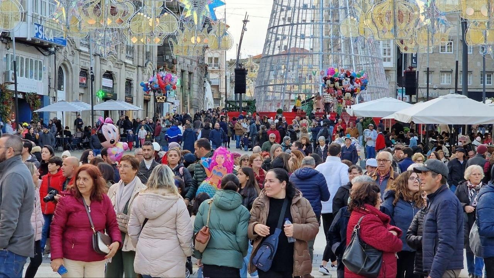 Turistas portugueses en Vigo por las luces de Navidad. // J.V. Landín