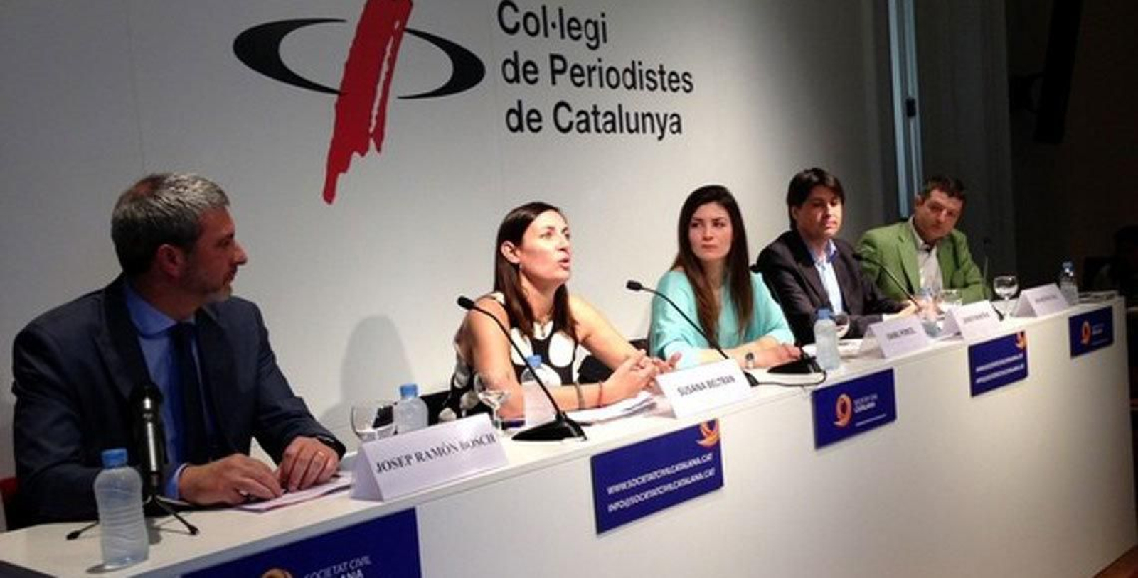 Susana Beltrán, segunda por la izquierda, durante un acto de la Societat Civil Catalana en el Colegio de Periodistas de Cataluña.