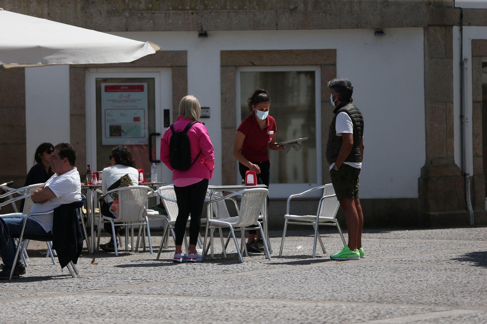 Ambiente de la localidad portuguesa Vilanova de Cerveira, este sábado 1 de mayo, primer día tras la reapertura de fronteras. // Alberte