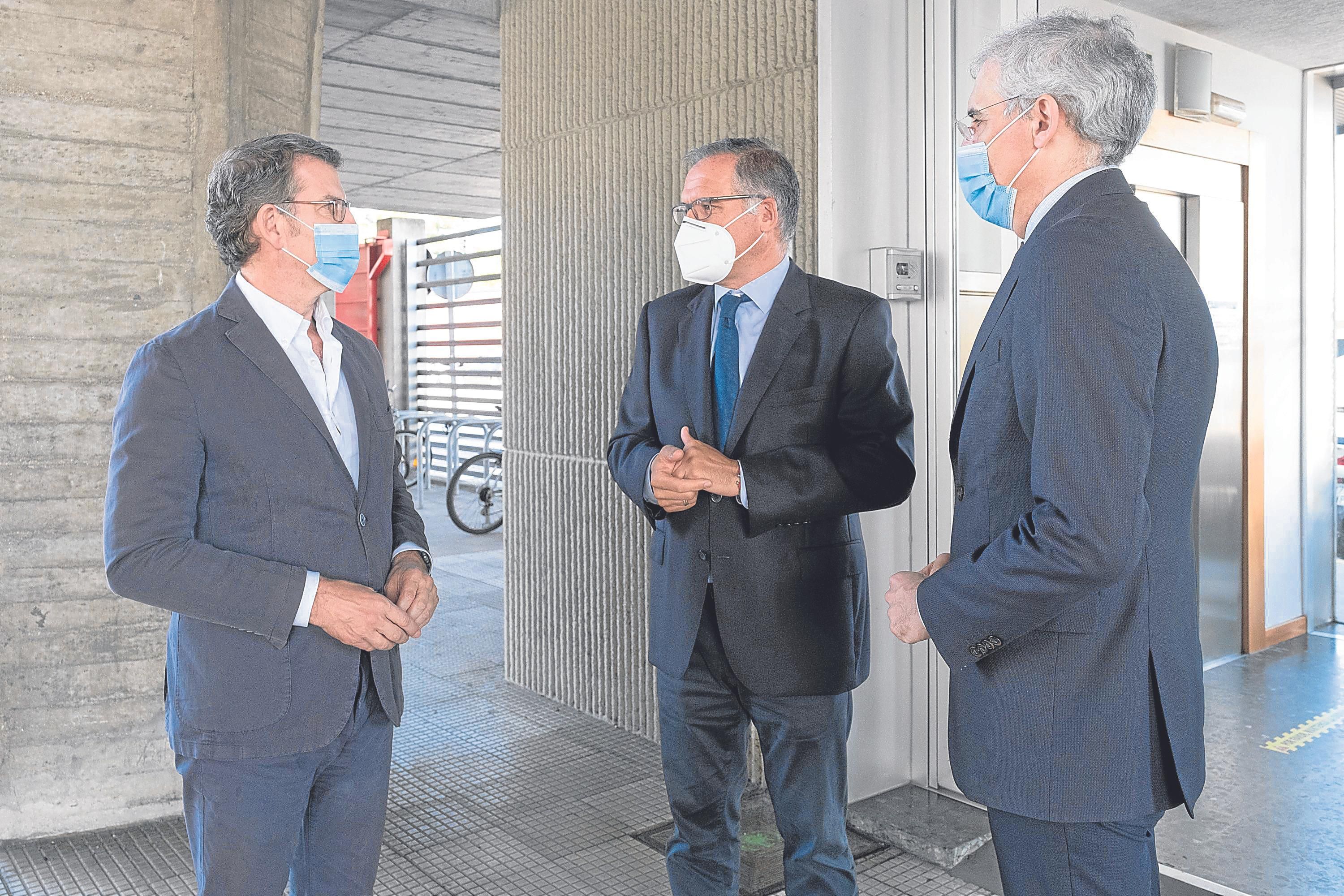 O presidente da Xunta, Alberto Núñez Feijóo, acompañado polo conselleiro de Economía, Emprego e Industria, Francisco Conde, asiste á presentación do proxecto Infraestrutura loxística 4.0 de Ceaga. CEAGA (Vigo), 22/06/20.