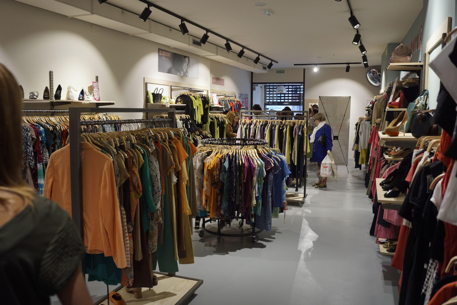 La tienda de ropa de Cáritas en Vigo.