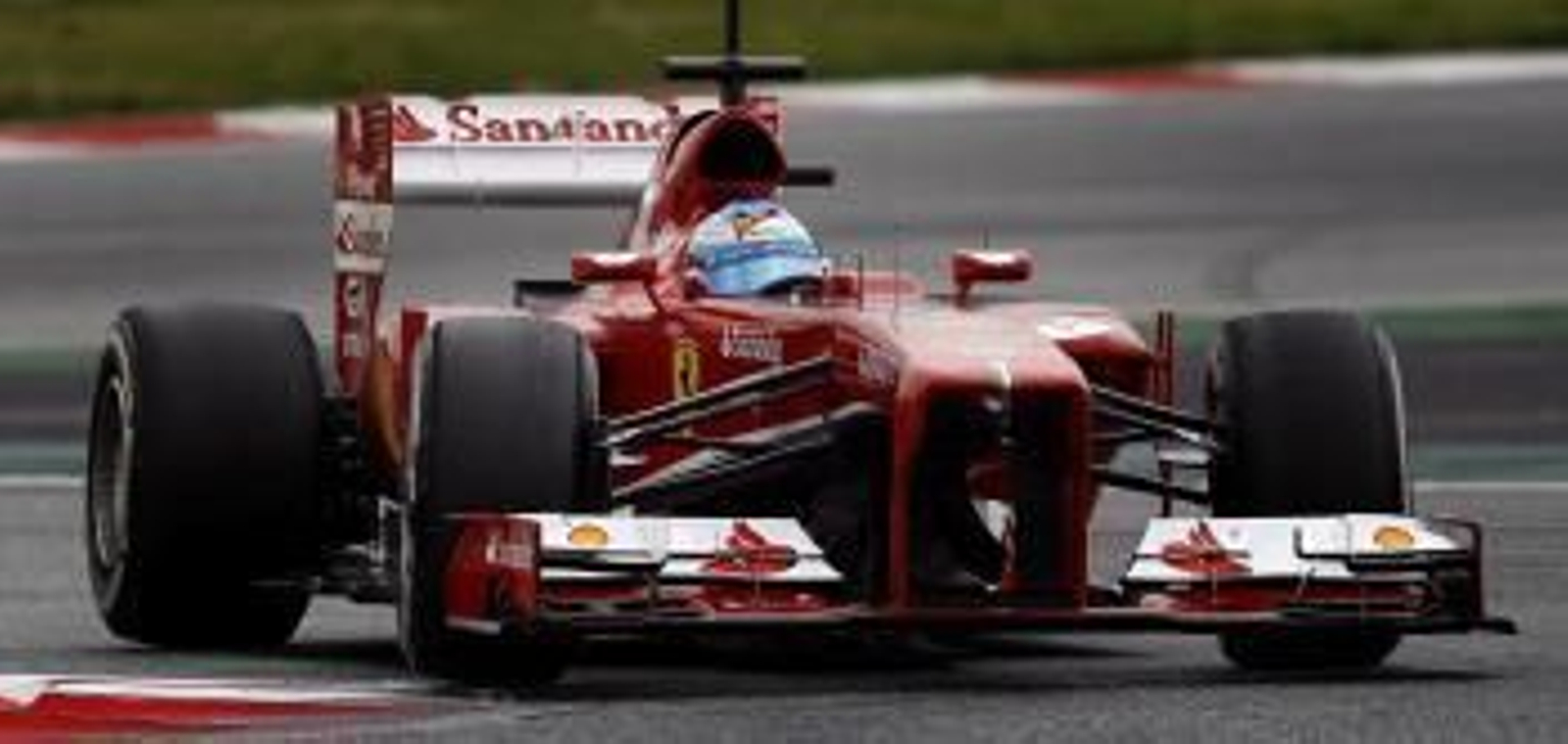 El piloto español de Ferrari, Fernando Alonso, durante la primera jornada de entrenamientos en el Circuito de Montmeló  (Foto: EFE)