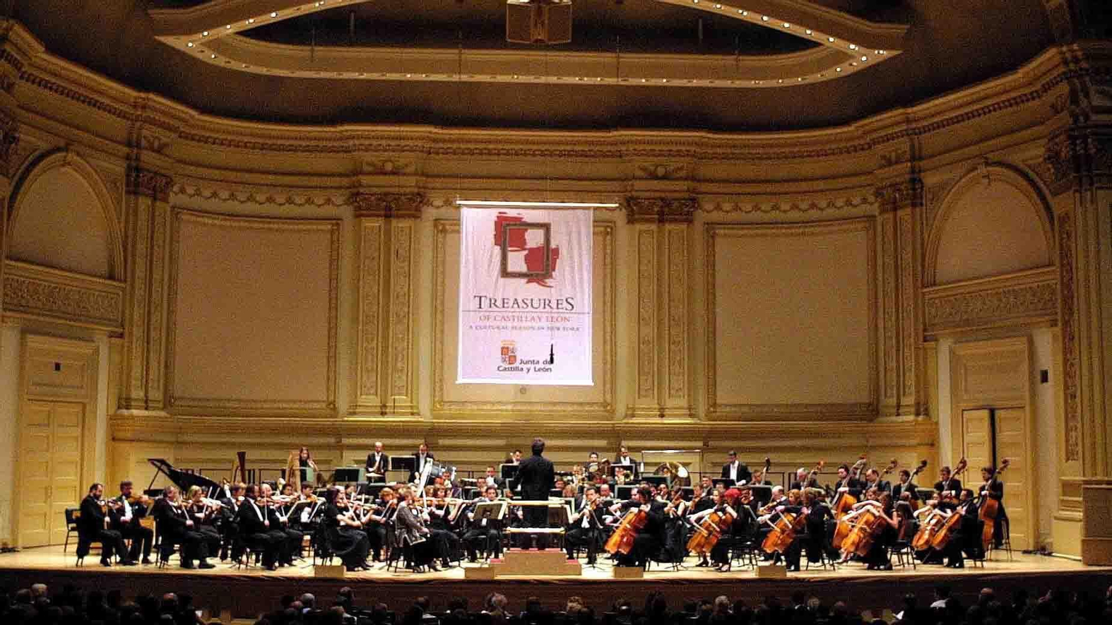 Fotografía de archivo en la que se registró el escenario de la reconocida sala de conciertos Carnegie Hall, en Manhattan (Nueva York, EE.UU.). EFE/Miguel Rajmil
