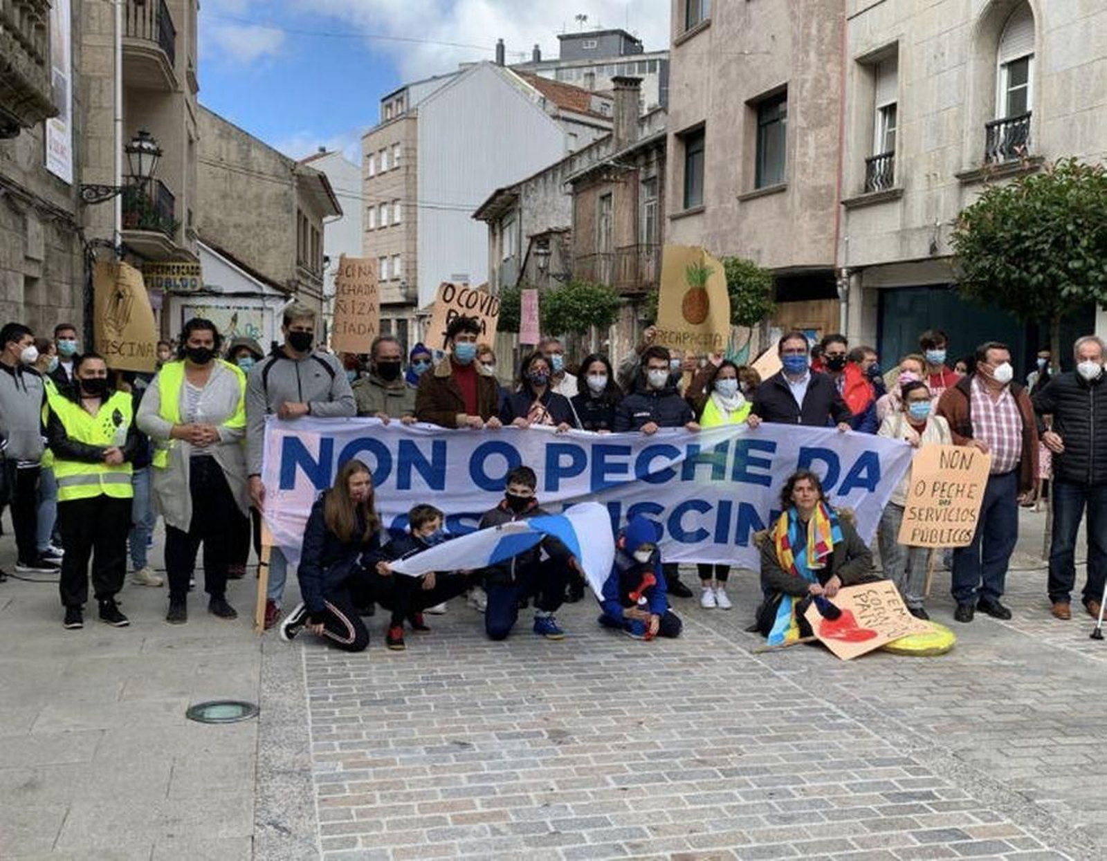 Los manifestantes contra el cierre de la Piscina Climatizada, ayer ante el Ayuntamiento.