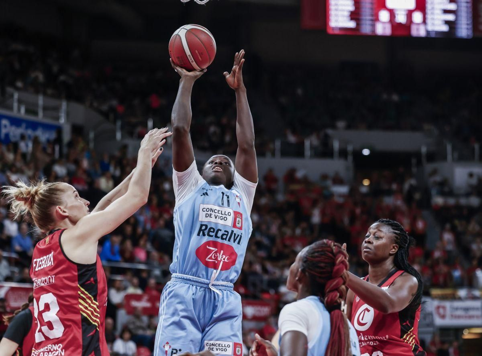 Musa trata de anotar ante Fiebich, Haidara y Diallo en el partido que enfrentó a Celta y Zaragoza.