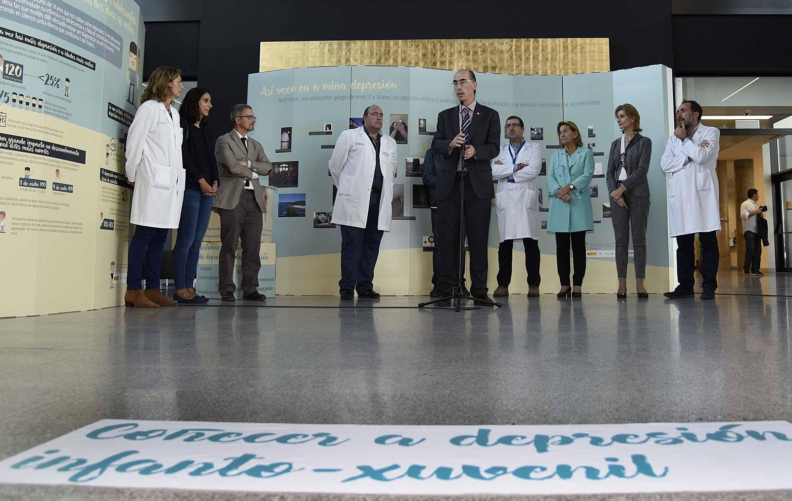 Almuiña inauguró una exposición en el vestíbulo del hospital Álvaro Cunqueiro.