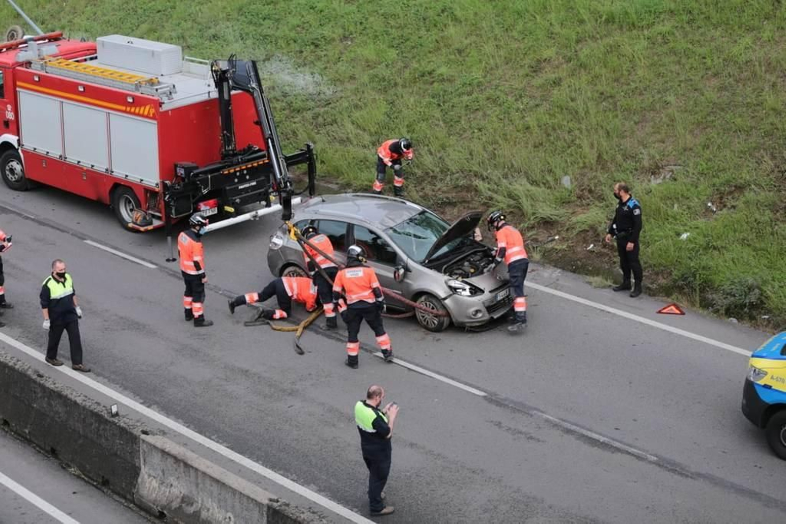 Brutal accidente en el segundo cinturón con el vuelco de dos vehículos 8