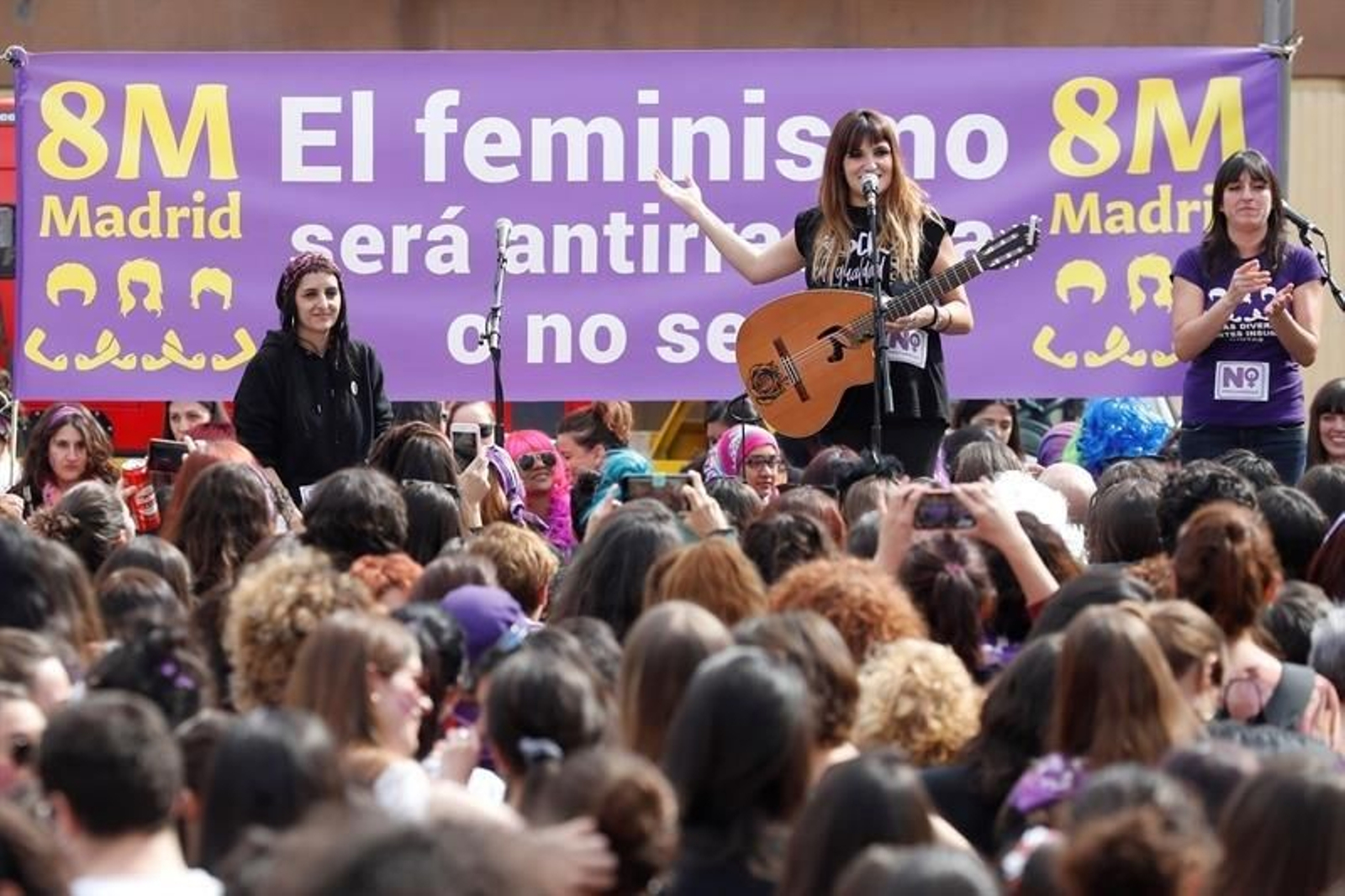 La cantante Rozalén durante su actuación con motivo del Día Internacional de la Mujer, este viernes en Madrid.