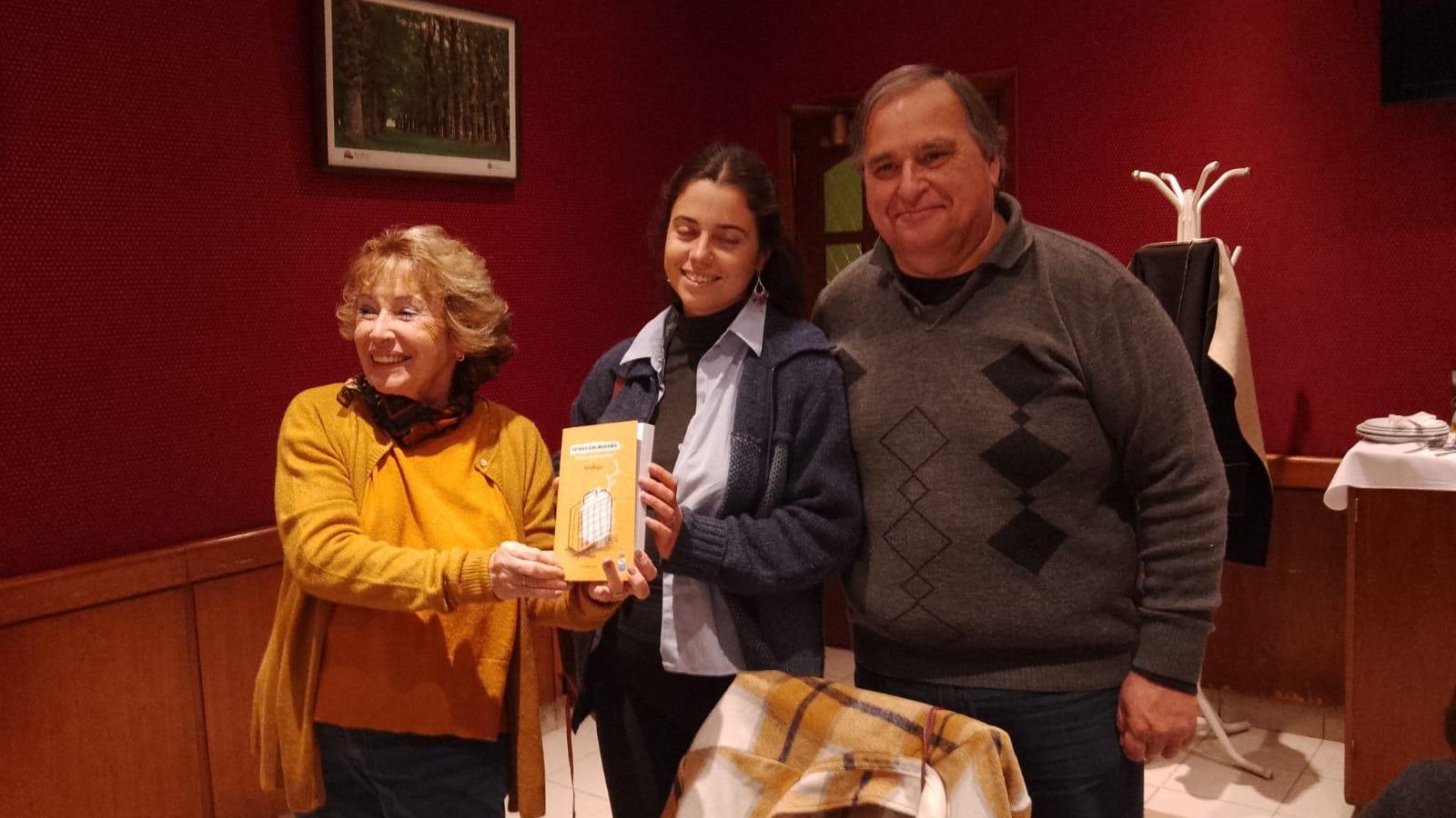 La autora recibiendo su ejemplar de Letras con Morriña 