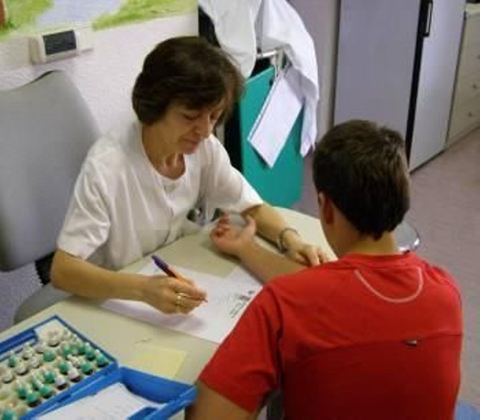 Una enfermera realiza pruebas a un niño durante un control pediátrico. (Foto: ARCHIVO)