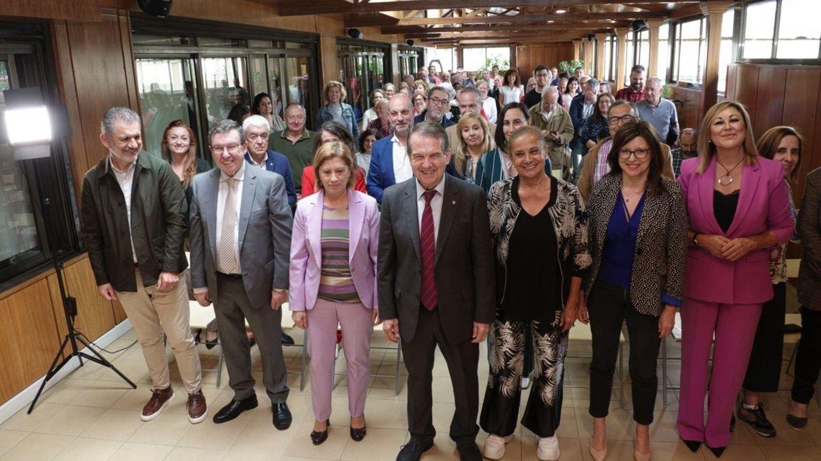 Abel Caballero, rodeado de sus concejales, en un acto con público celebrado en la Galería de la Alcaldía.