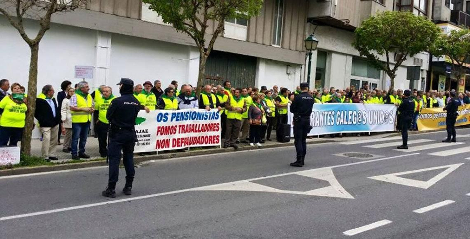 Las plataformas de emigrantes retornados gallegos, delante del Parlamento de Galicia.