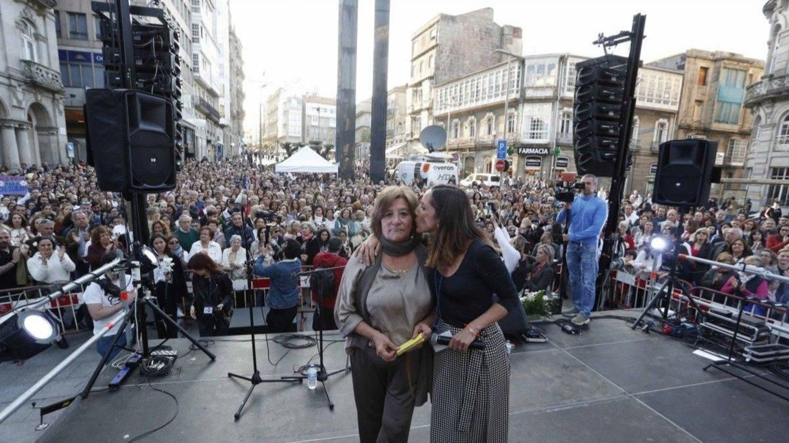La madre y hermana de Déborah el día del homenaje a la joven en 2019, el año de la reapertura, con el apoyo de cientos de personas.