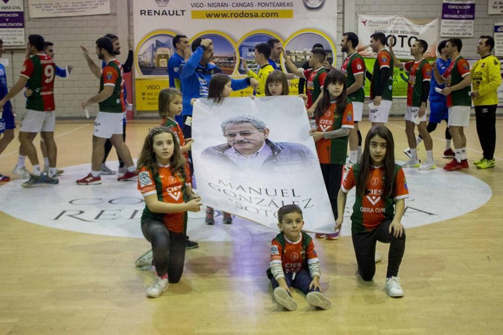 Ambos equipos se fotografiaron antes de un partido muy disputado en el que no se notó el salto de nivel.